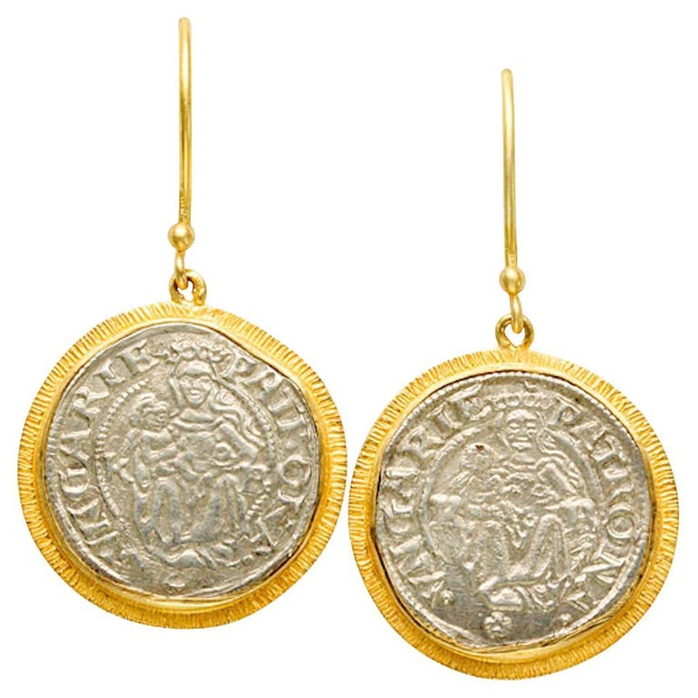 Boucles d'oreilles Hongrie en or 18 carats avec pièces de monnaie Madonna  and Child, années 1500 En vente sur 1stDibs