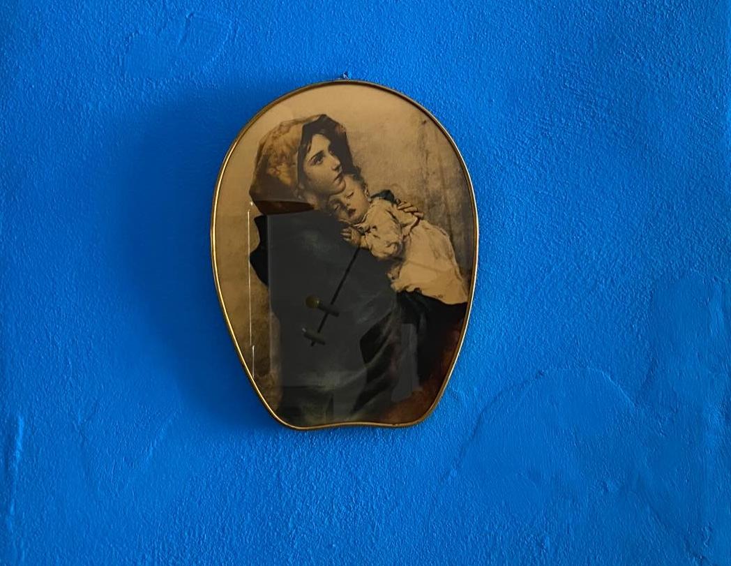 Madonna and Child in glass with brass frame from the 1950s Moderno de mediados de siglo en venta
