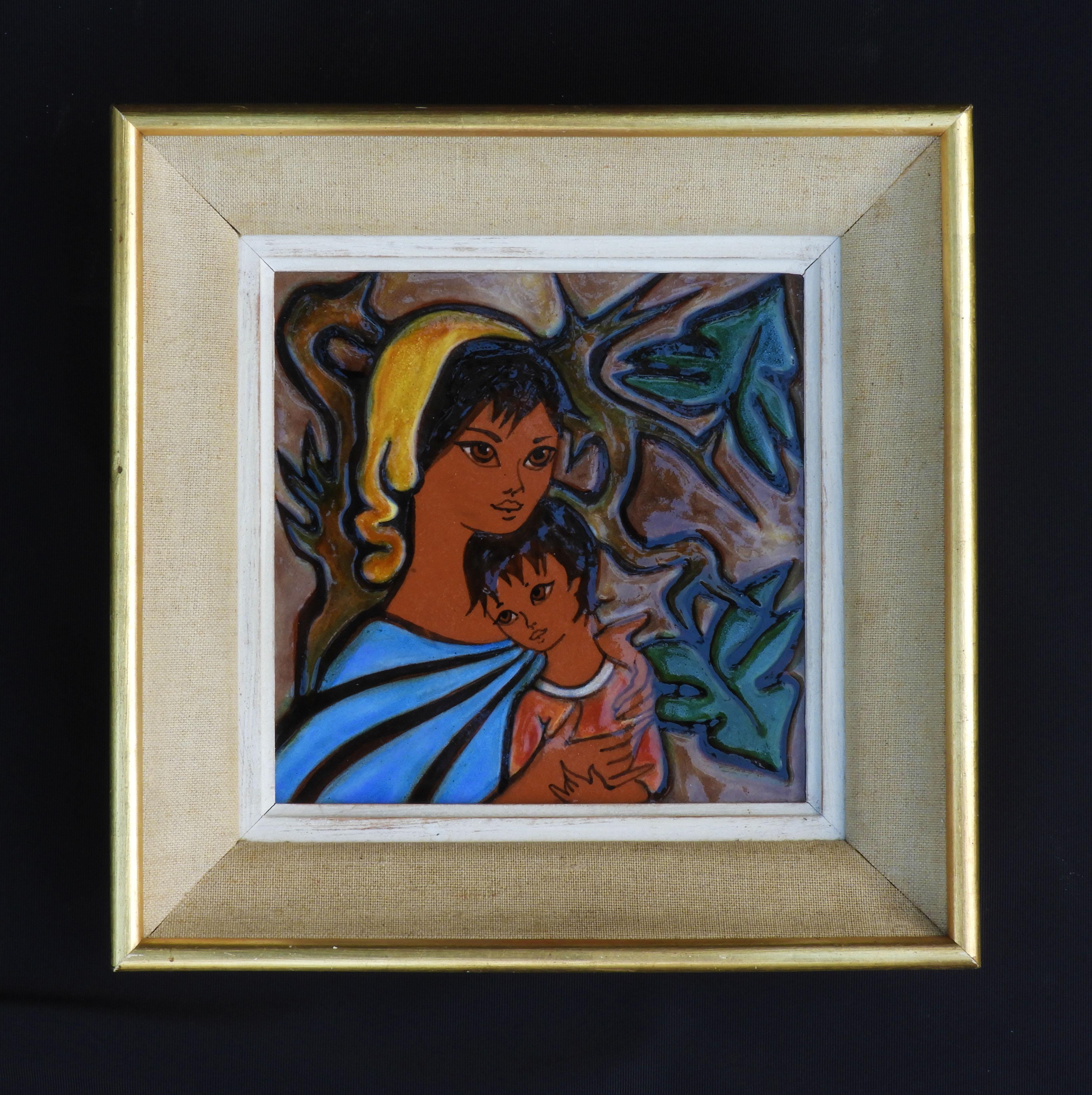 Madone et enfant peints à la main Art mural en céramique du milieu du siècle C1950.  Magnifique représentation colorée et tendre de la Madone et de l'enfant.  Céramique texturée peinte à la main avec une glaçure brillante. Artiste inconnu. Encadré