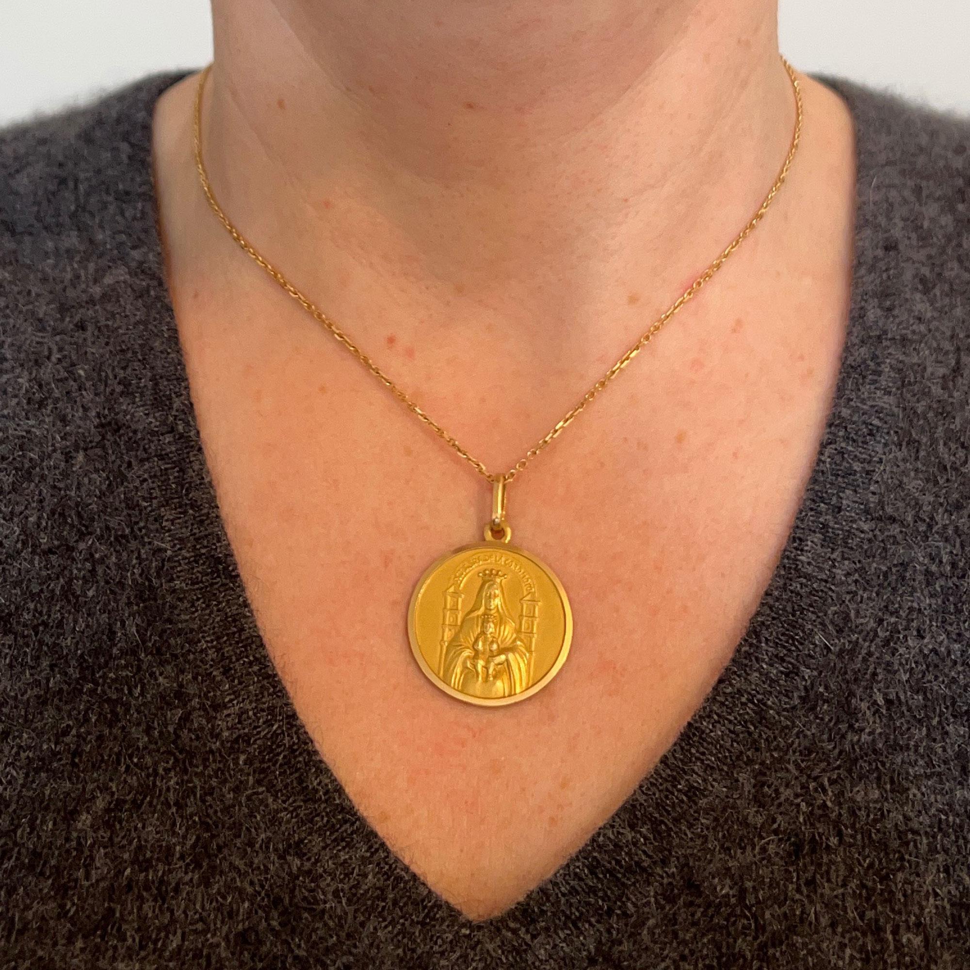 Madonna and Child of Coromoto Venezuela 18k Yellow Gold Pendant Medal In Good Condition For Sale In London, GB