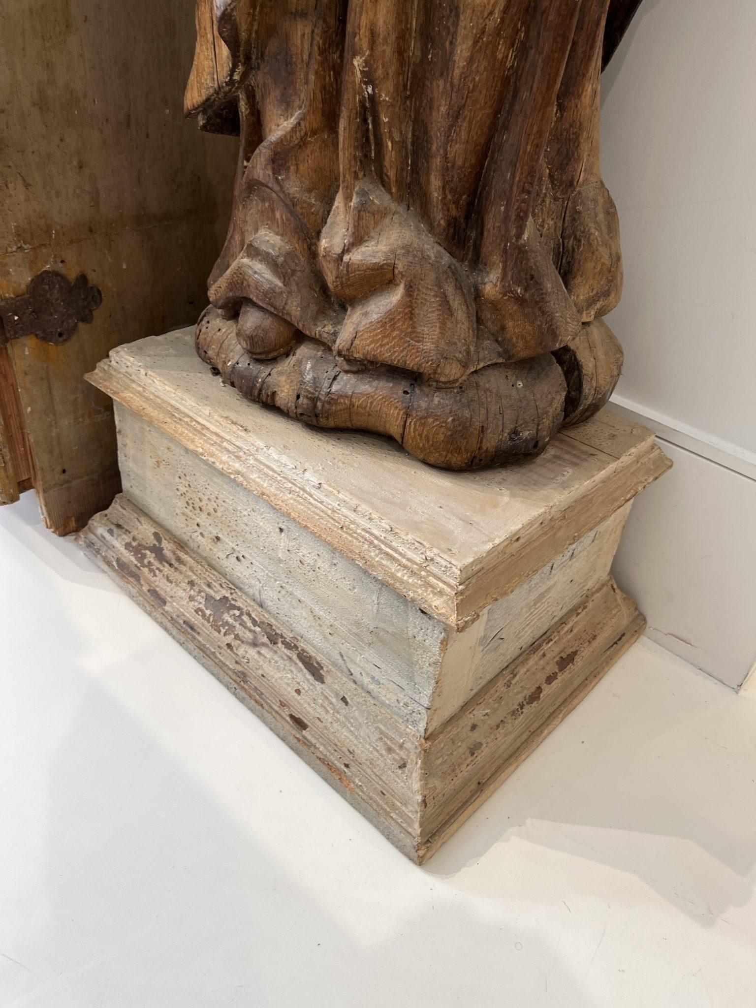 Scolpito in legno con dettagli deliziosi. Le dimensioni del piedistallo sono 21 W X 16 Deep e 11 H. L'altezza complessiva è di circa 60