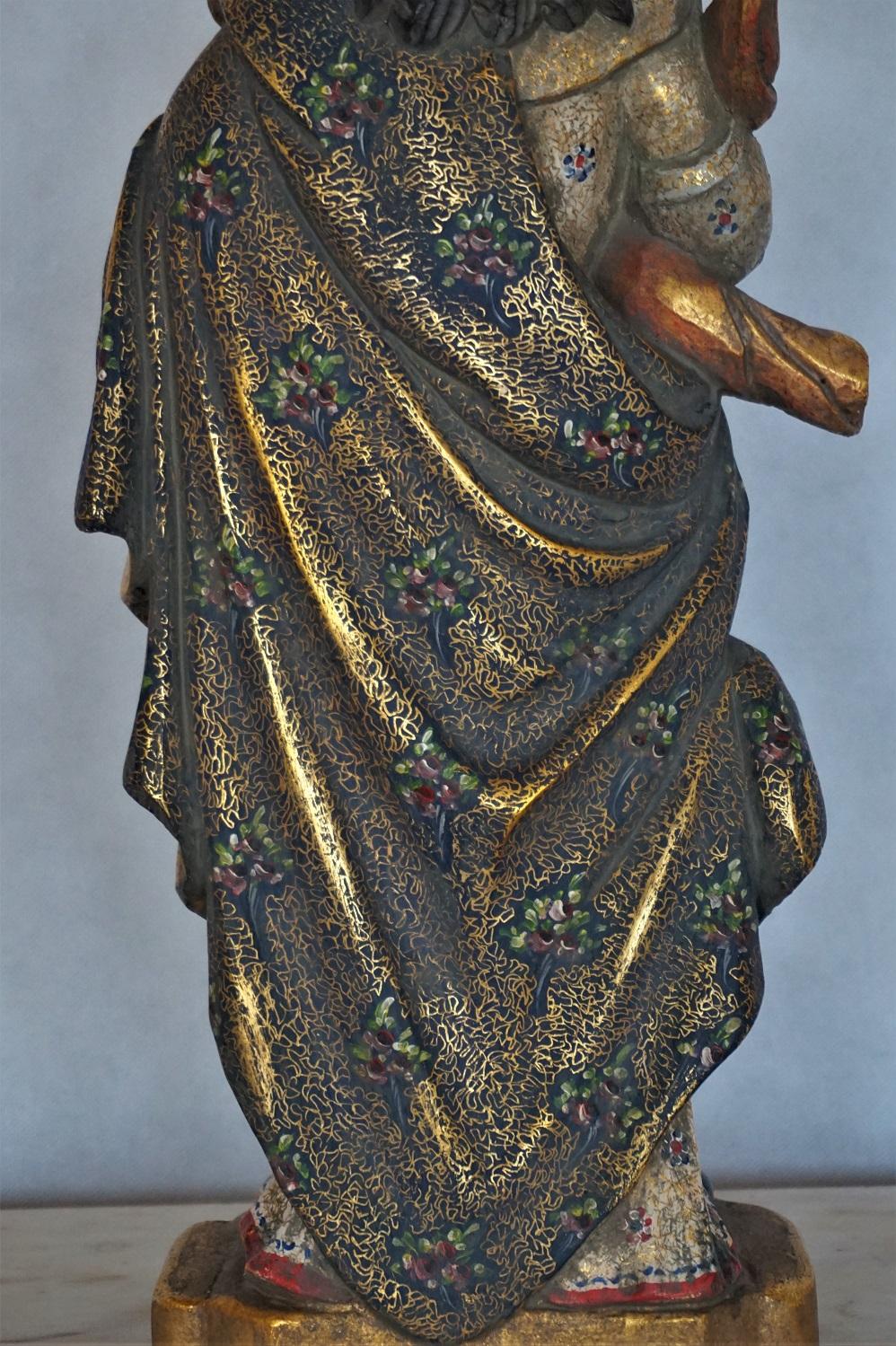 Madonna Carved Wood Sculpture Gold Leaf and Polychrome, Spain, Mid-18th Century For Sale 8