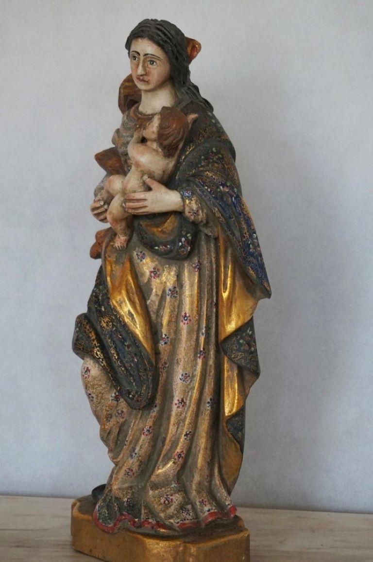 Madonna Carved Wood Sculpture Gold Leaf and Polychrome, Spain, Mid-18th Century For Sale 2