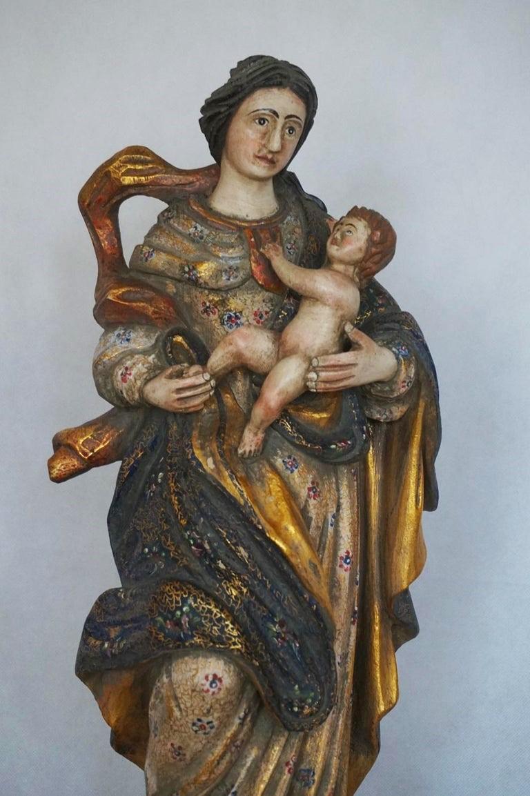 Madonna-Skulptur aus geschnitztem Holz, Blattgold und polychromiert, Spanien, Mitte des 18. Jahrhunderts (Spanisch) im Angebot