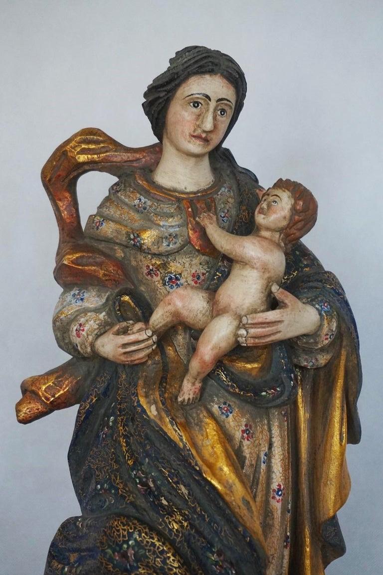 Polychromé Sculpture en bois sculpté de Madonna, feuille d'or et polychrome, Espagne, milieu du XVIIIe siècle en vente