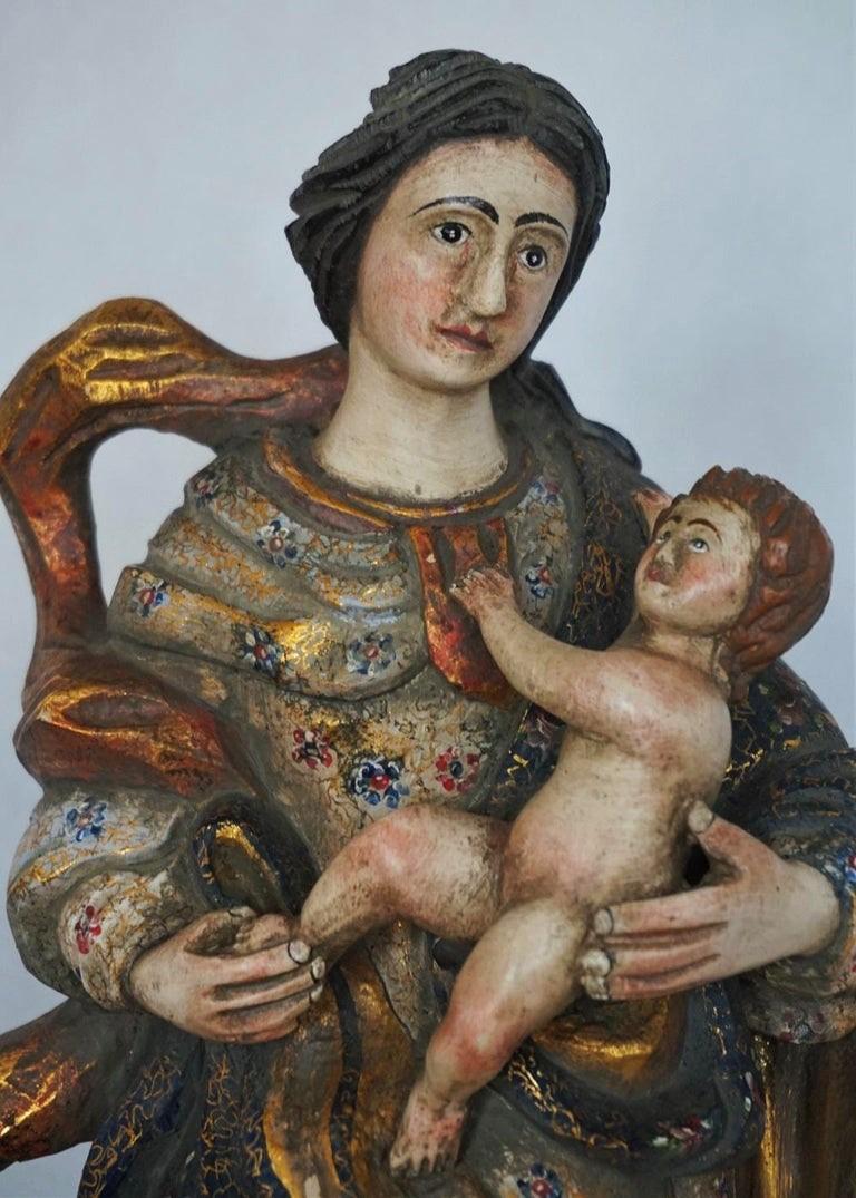 Madonna-Skulptur aus geschnitztem Holz, Blattgold und polychromiert, Spanien, Mitte des 18. Jahrhunderts im Zustand „Gut“ im Angebot in Frankfurt am Main, DE