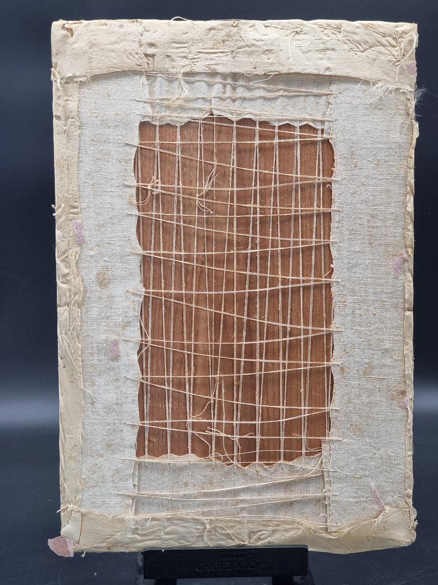 Delizioso ricamo devozionale su seta avorio, raffigurante la Madonna col Bambino. Il soggetto, tratto da modelli iconografici tradizionali, è reso con grande sensibilità grazie a un meticoloso lavoro artigianale eseguito a mano. L’intreccio di fili