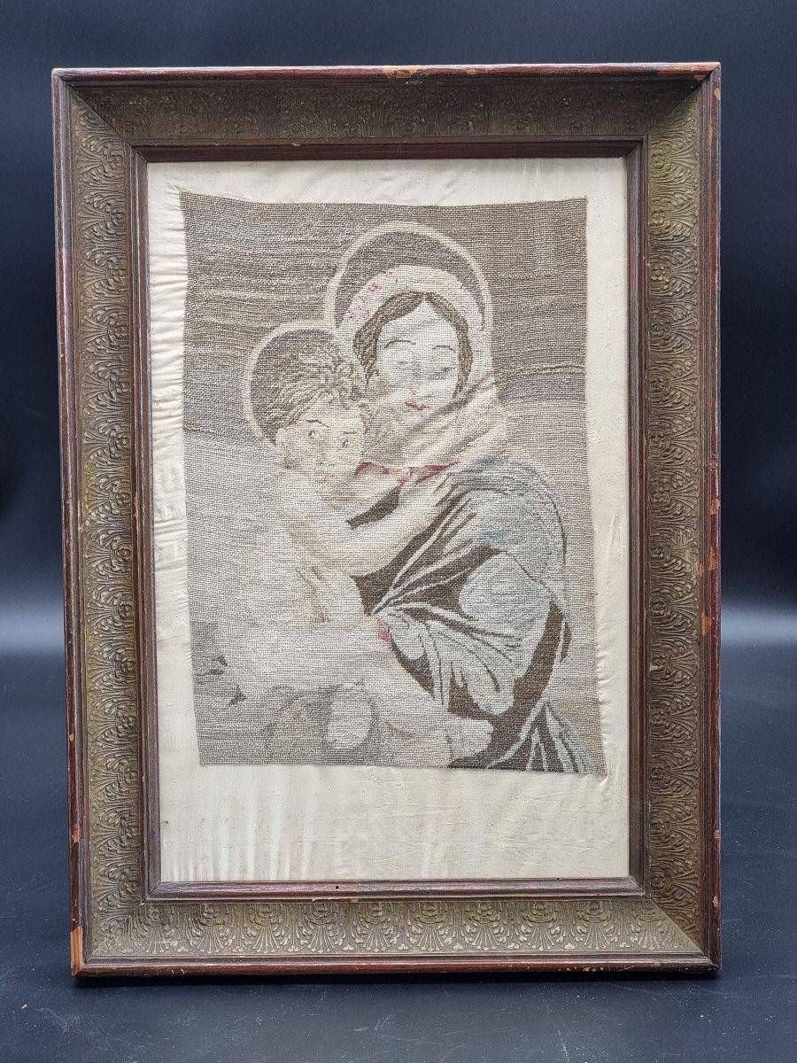 European Madonna col Bambino – Ricamo su seta, fine XIX / inizi XX secolo in vendita