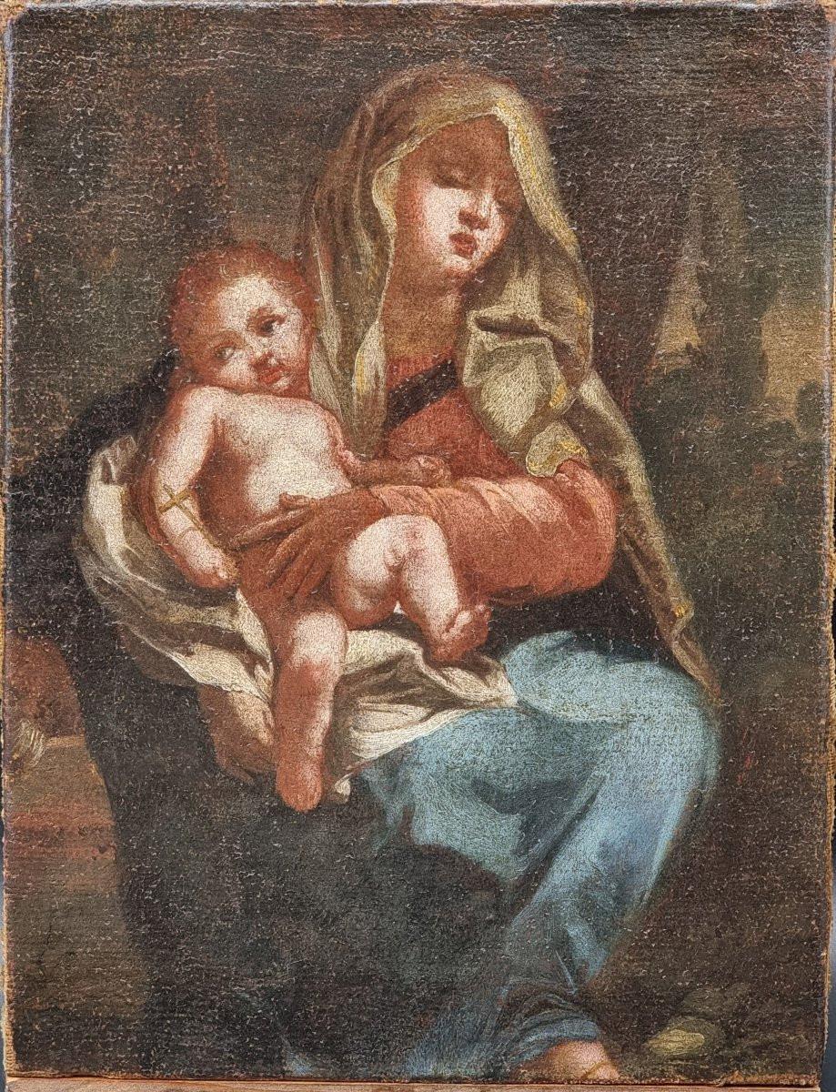 Dipinto a olio su tela raffigurante la Madonna col Bambino, opera della scuola veneta di fine XVII secolo. La Vergine, avvolta in un mantello scuro, sorregge il Bambino con gesto dolce e raccolto: un’immagine devozionale di intima spiritualità,