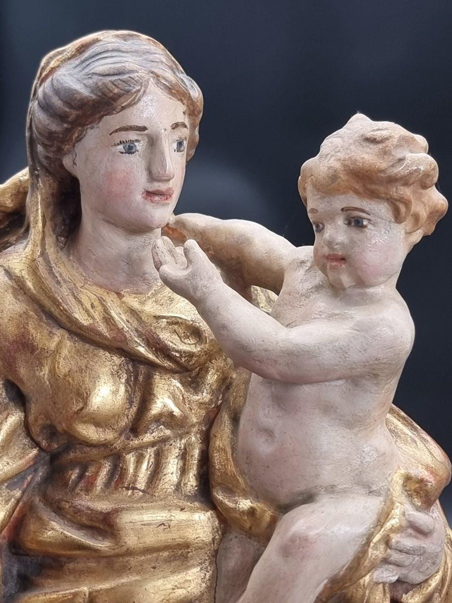 Virgen con el Niño en madera dorada y policromada, finales del siglo XIX - principios del XX Tallado a mano en venta