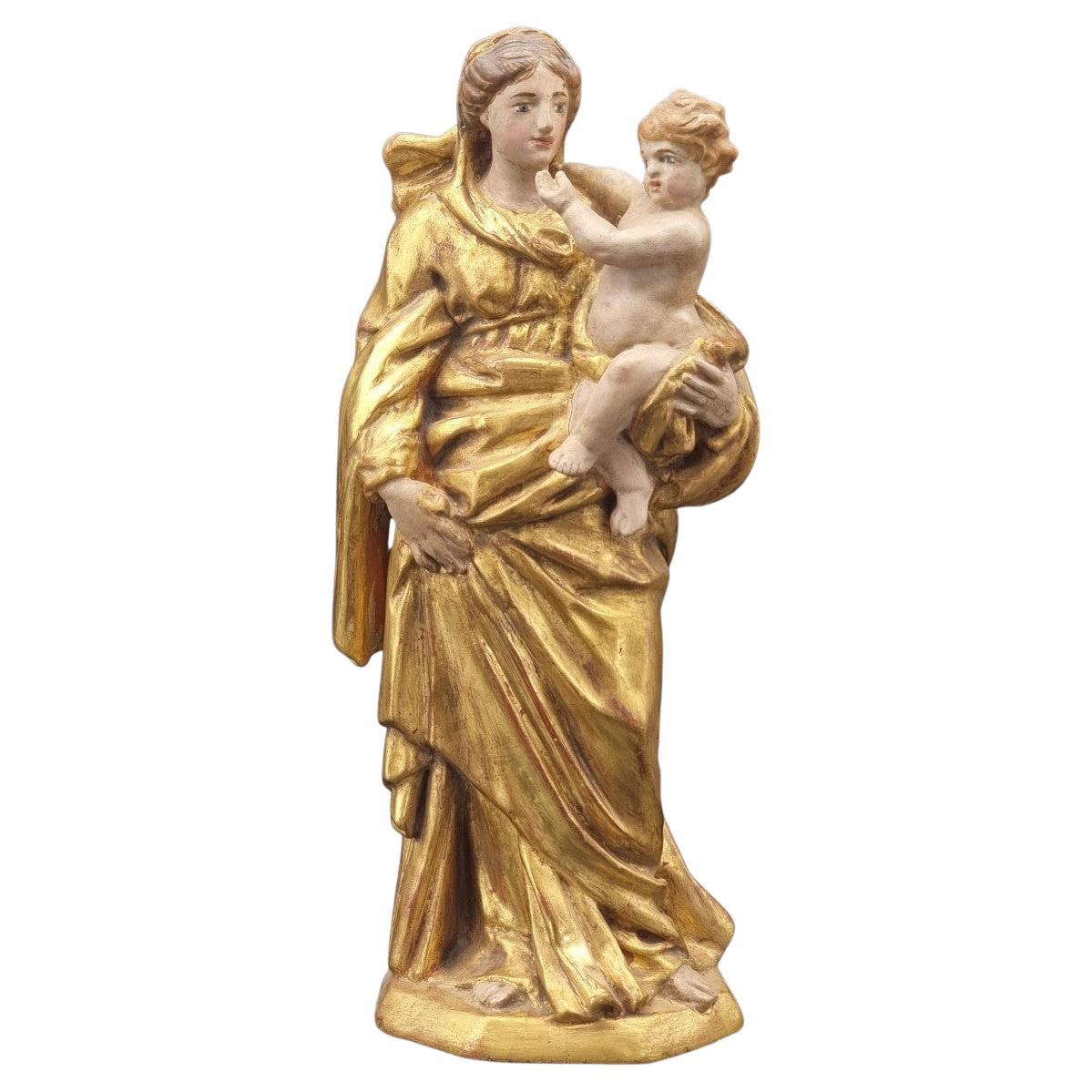 Virgen con el Niño en madera dorada y policromada, finales del siglo XIX - principios del XX en venta