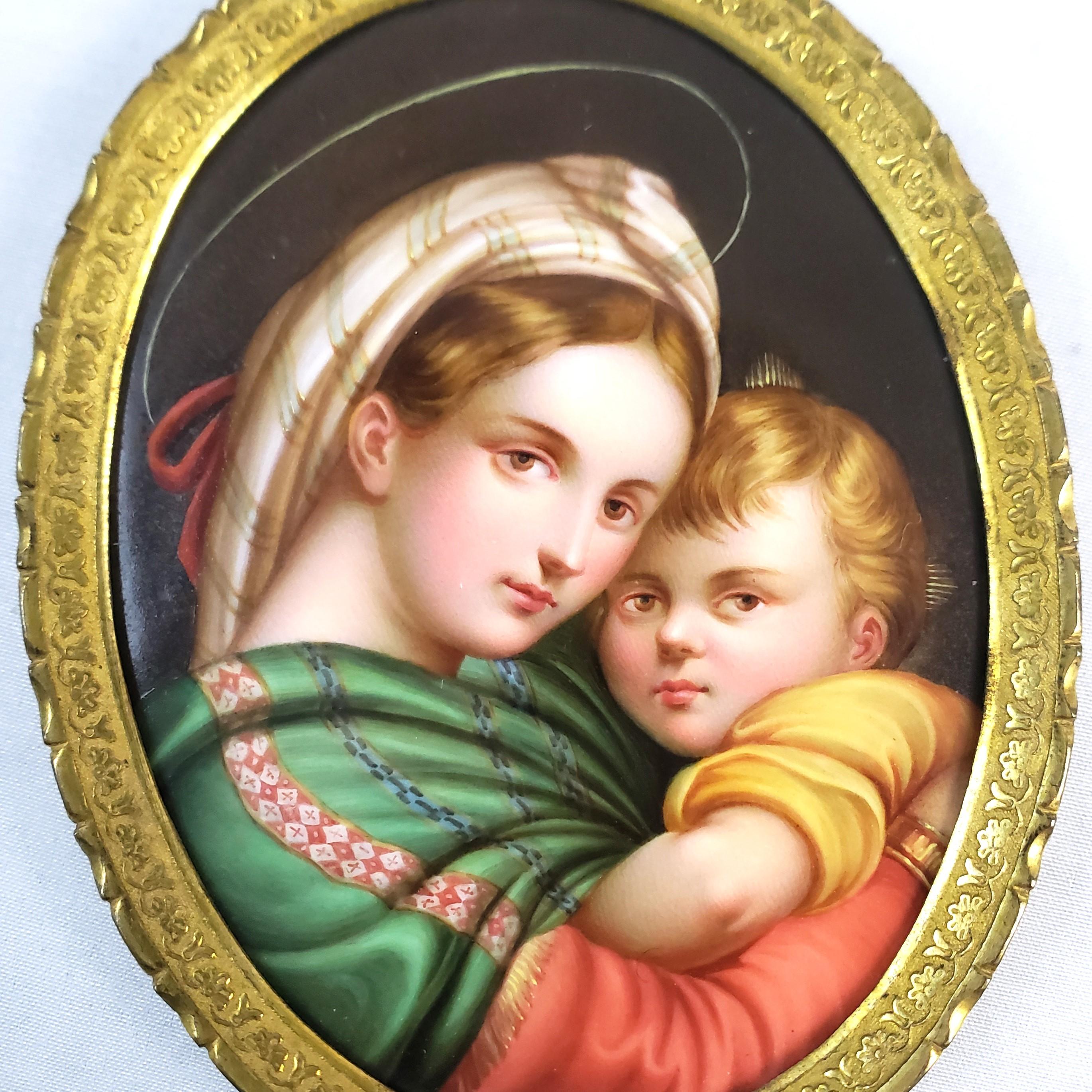 italien Madonna de la Media d'après Rafael, portrait ancien encadré sur porcelaine en vente