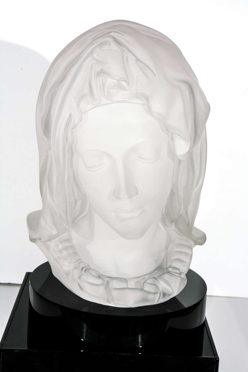 Madonna De La Pieta Acryl-Skulptur (Renaissance) im Angebot