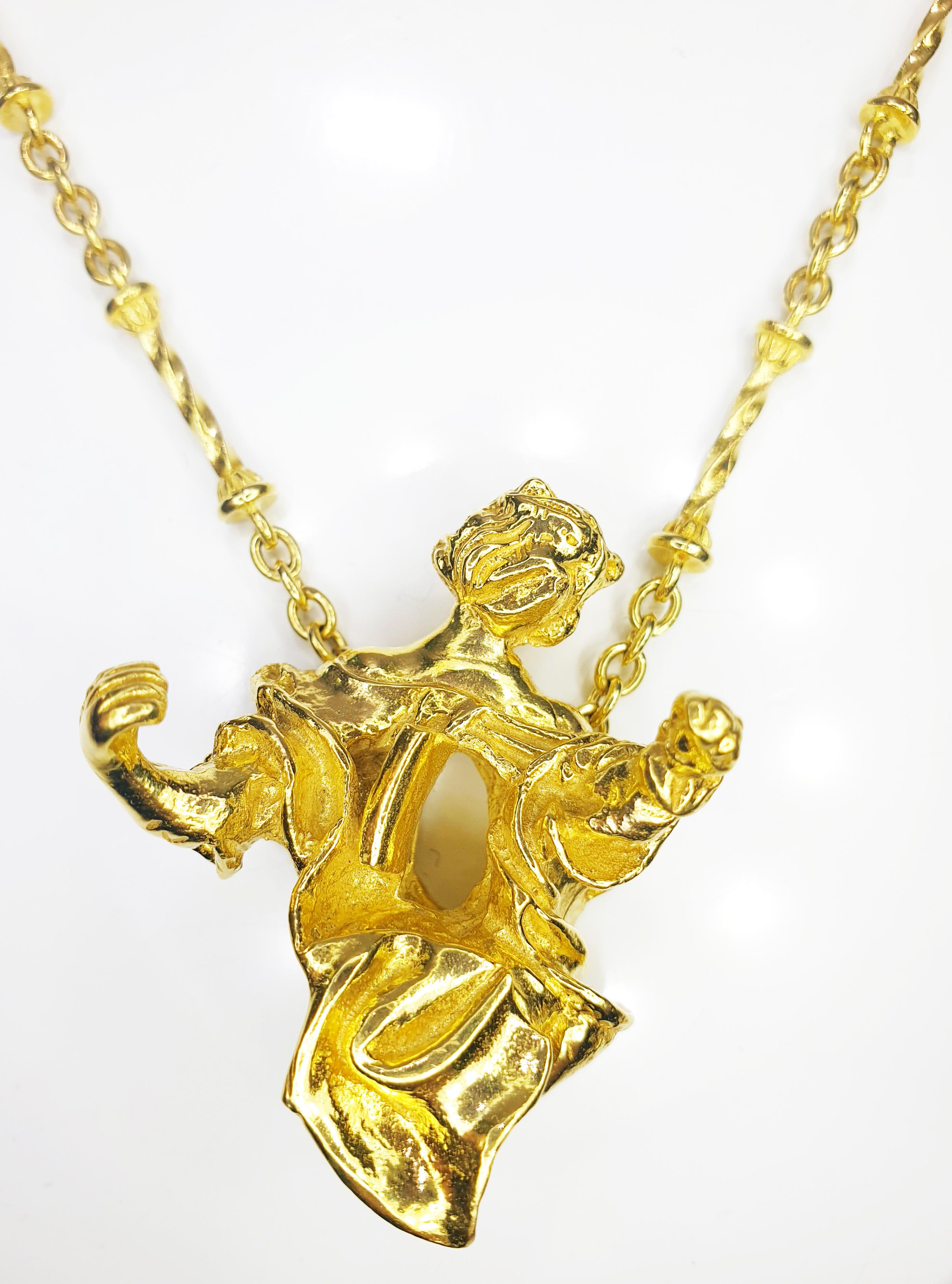 Collier / Bracelet unique en or jaune 18 carats Salvador Dali avec pendentif Madonna de Port Lligat 
Il s'agit d'une édition limitée numérotée des années 1970, numérotée 0040/ sur 1000.
Ce collier est accompagné d'une pochette et d'un cadre