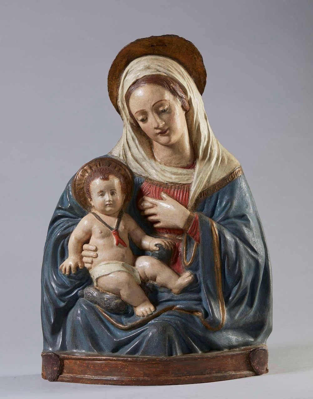 Unsere Liebe Frau von der Milch

polychromes Stuckrelief

umfang von Benedetto da Maiano

Florenz, 16. Jahrhundert

cm 66 x 18 x 43 


Ab dem 15. Jahrhundert entwickelte sich in Florenz unter den bedeutendsten und gefragtesten Bildhauern das