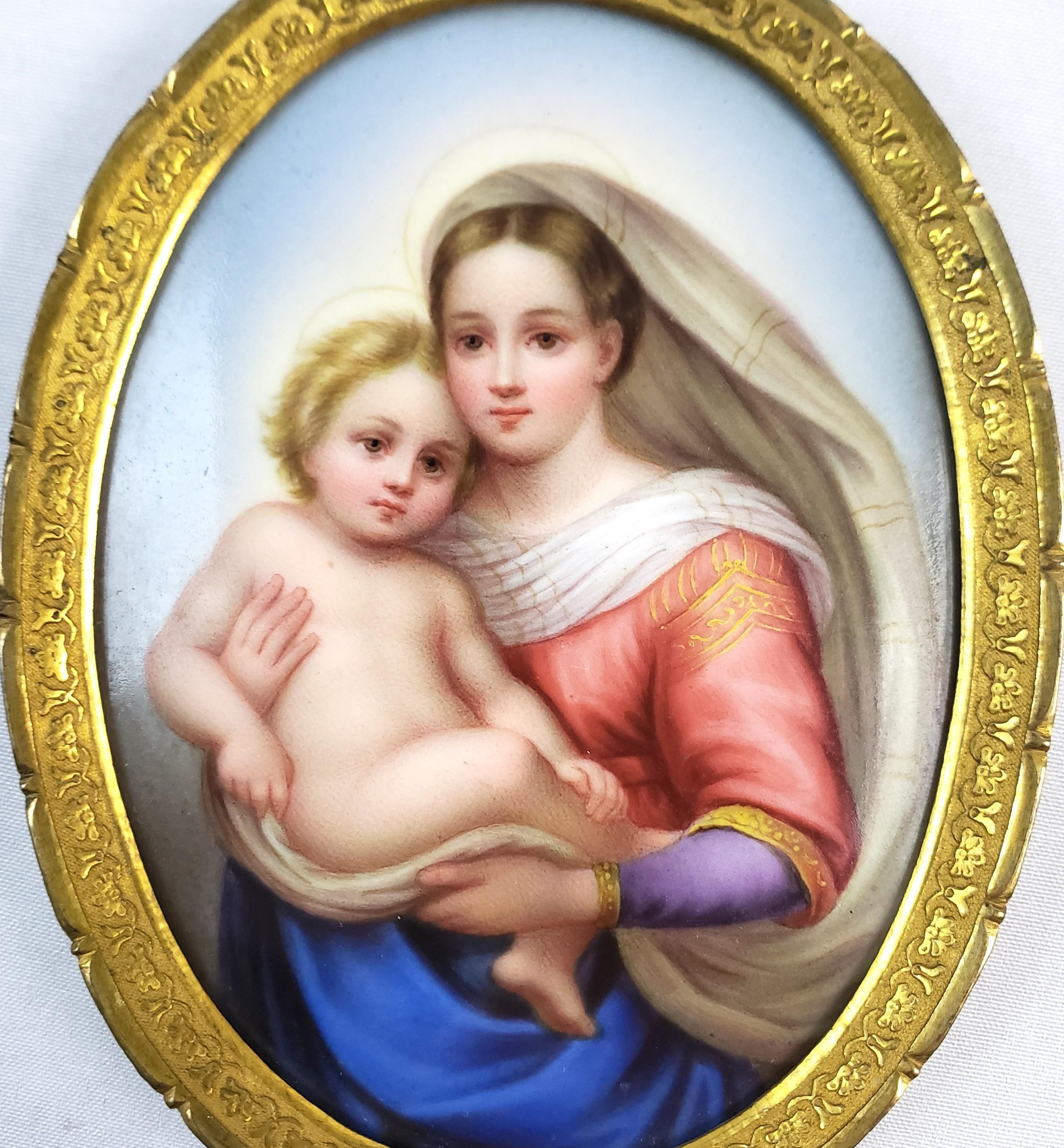 Doré Madonna Della Sedia, portrait ancien encadré, peint à la main sur porcelaine en vente