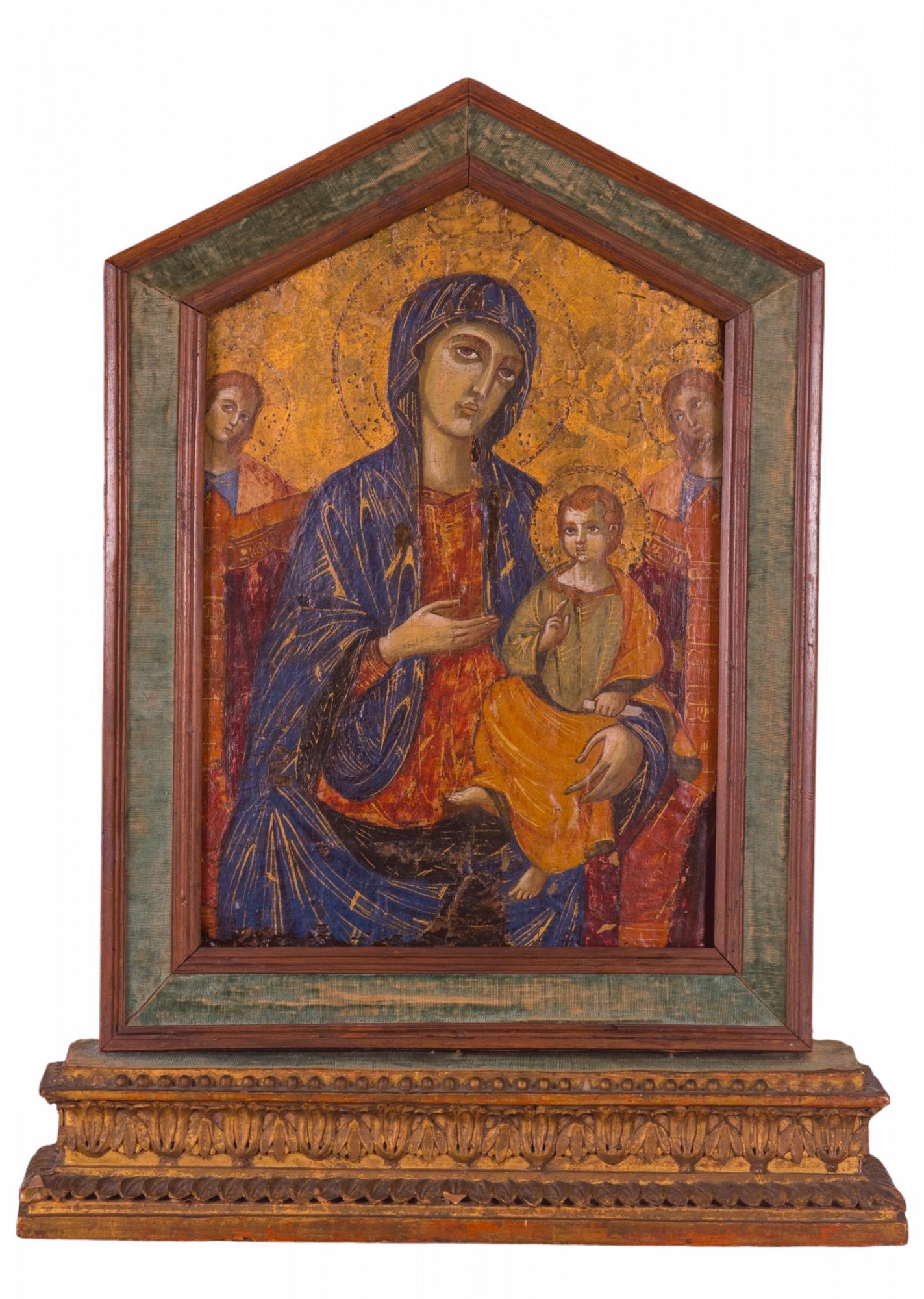 tableau italien du 17ème siècle, polychromé et doré sur panneau de bois, de style siennois, représentant la Vierge Enthronisée avec l'enfant et deux anges adorateurs derrière eux. Les halos sont magnifiquement ornés de poinçons. Elle est encadrée