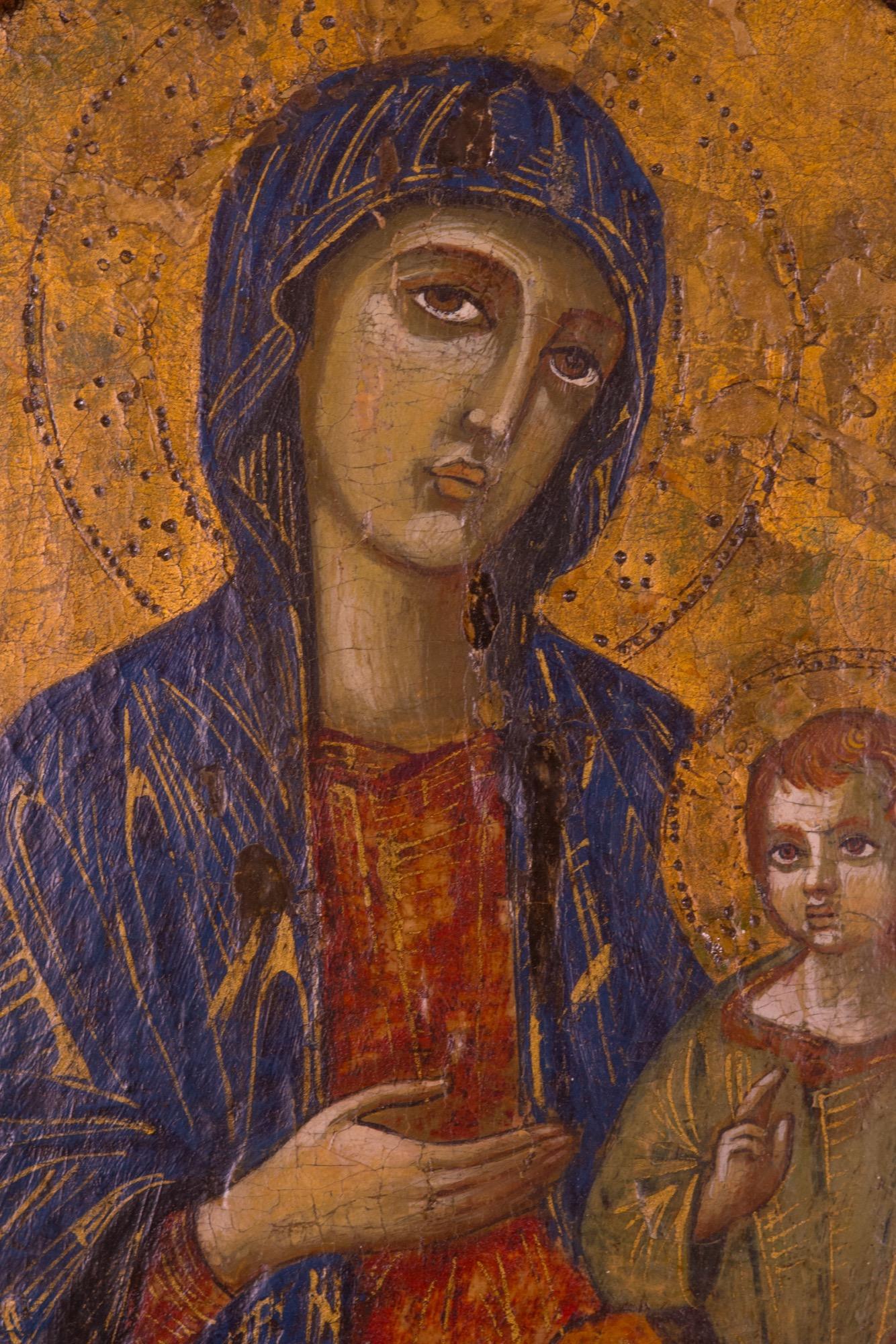 Madonna mit dem Kind Christi gekrönt, 17. Jahrhundert, Gold vergoldet auf Holzplatte (Polychromiert)