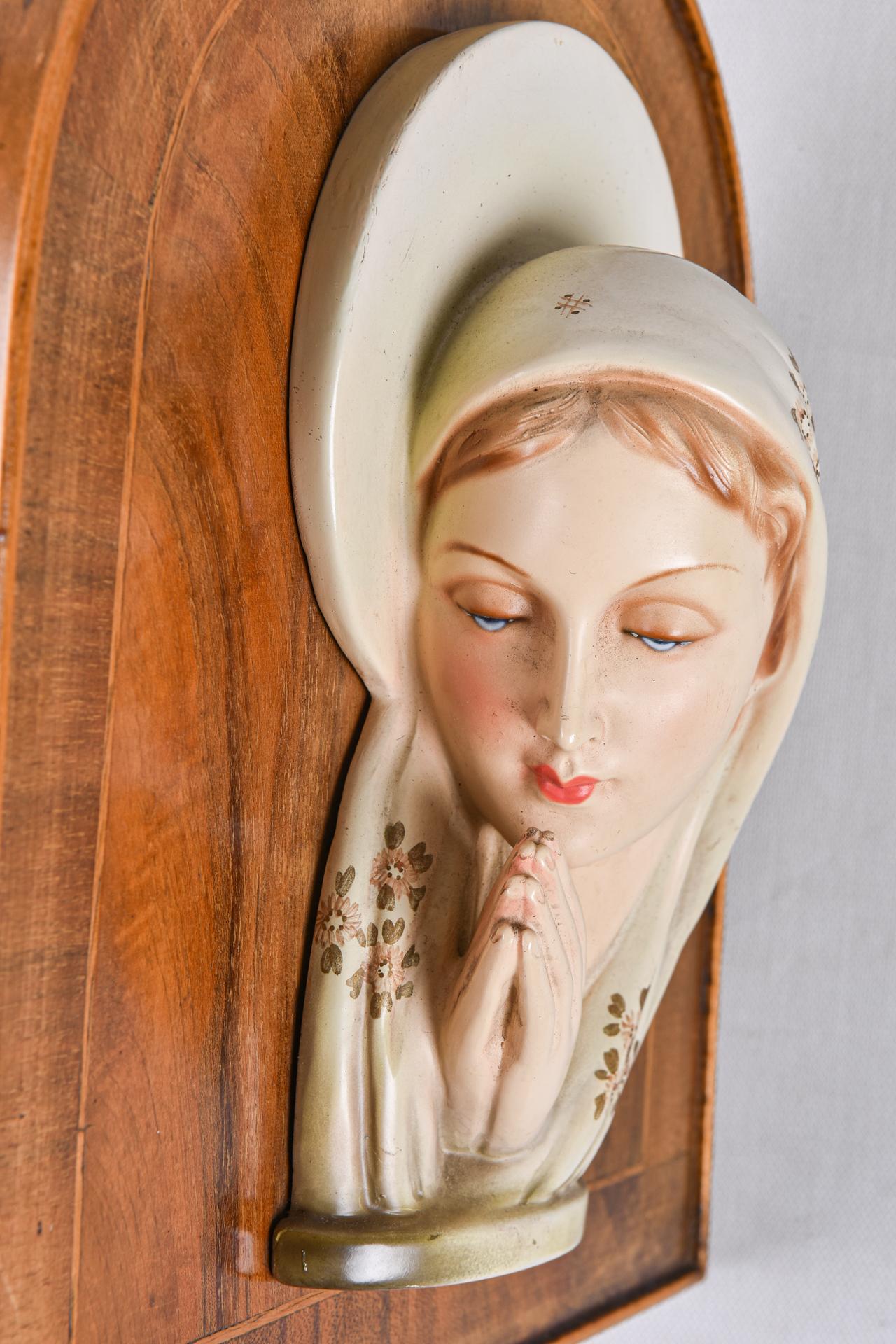Madonna in Keramik, Basrelief auf einem Holzplatten (Art nouveau) im Angebot