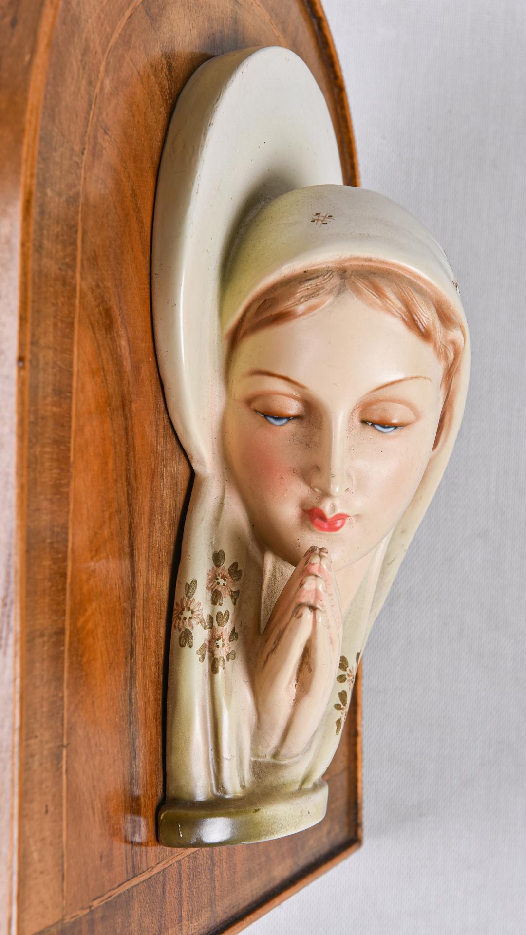 Madonna in Keramik, Basrelief auf einem Holzplatten (Italienisch) im Angebot