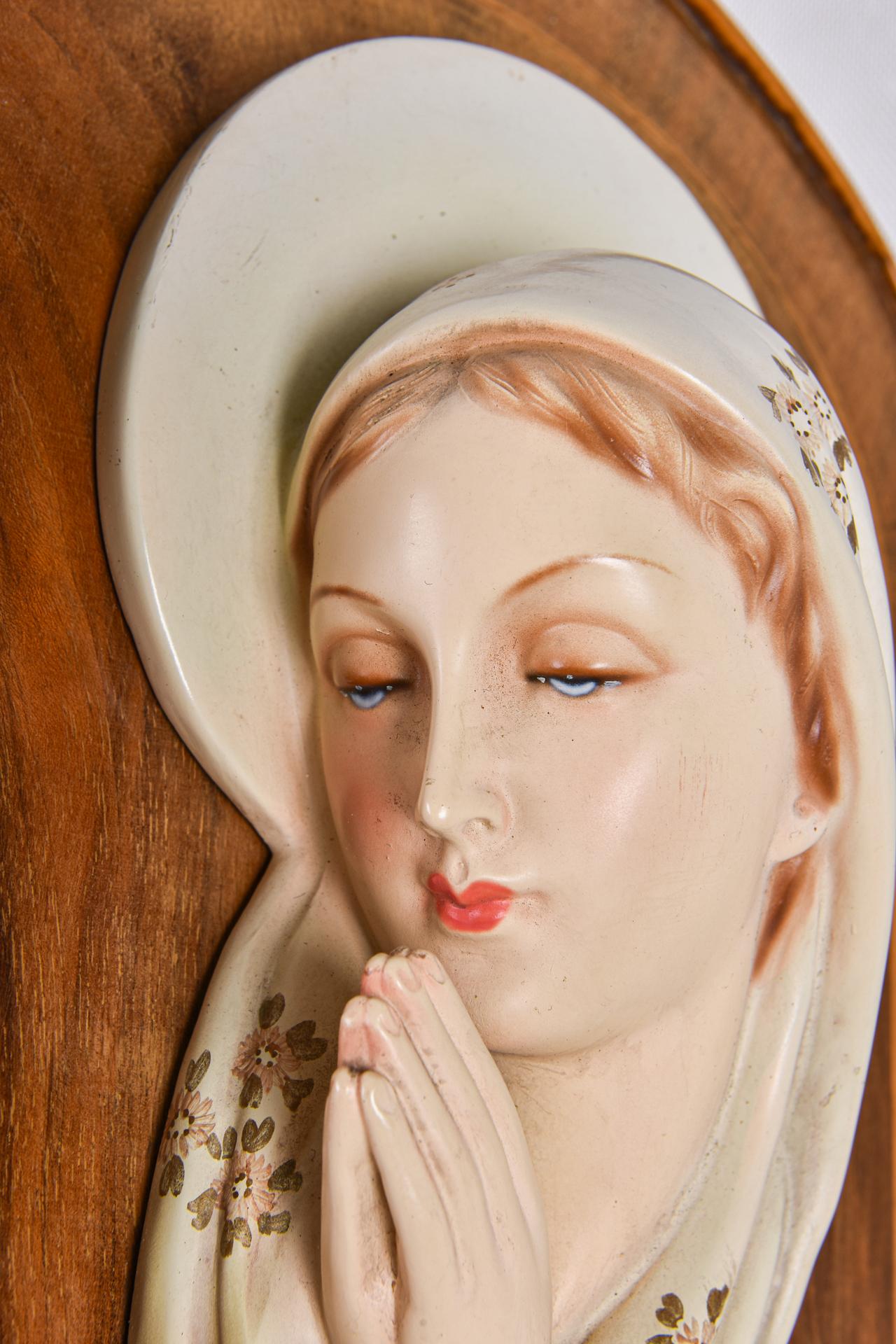 Madonna in Ceramic Bas Relief on a Wooden Panel In Excellent Condition For Sale In Alessandria, Piemonte