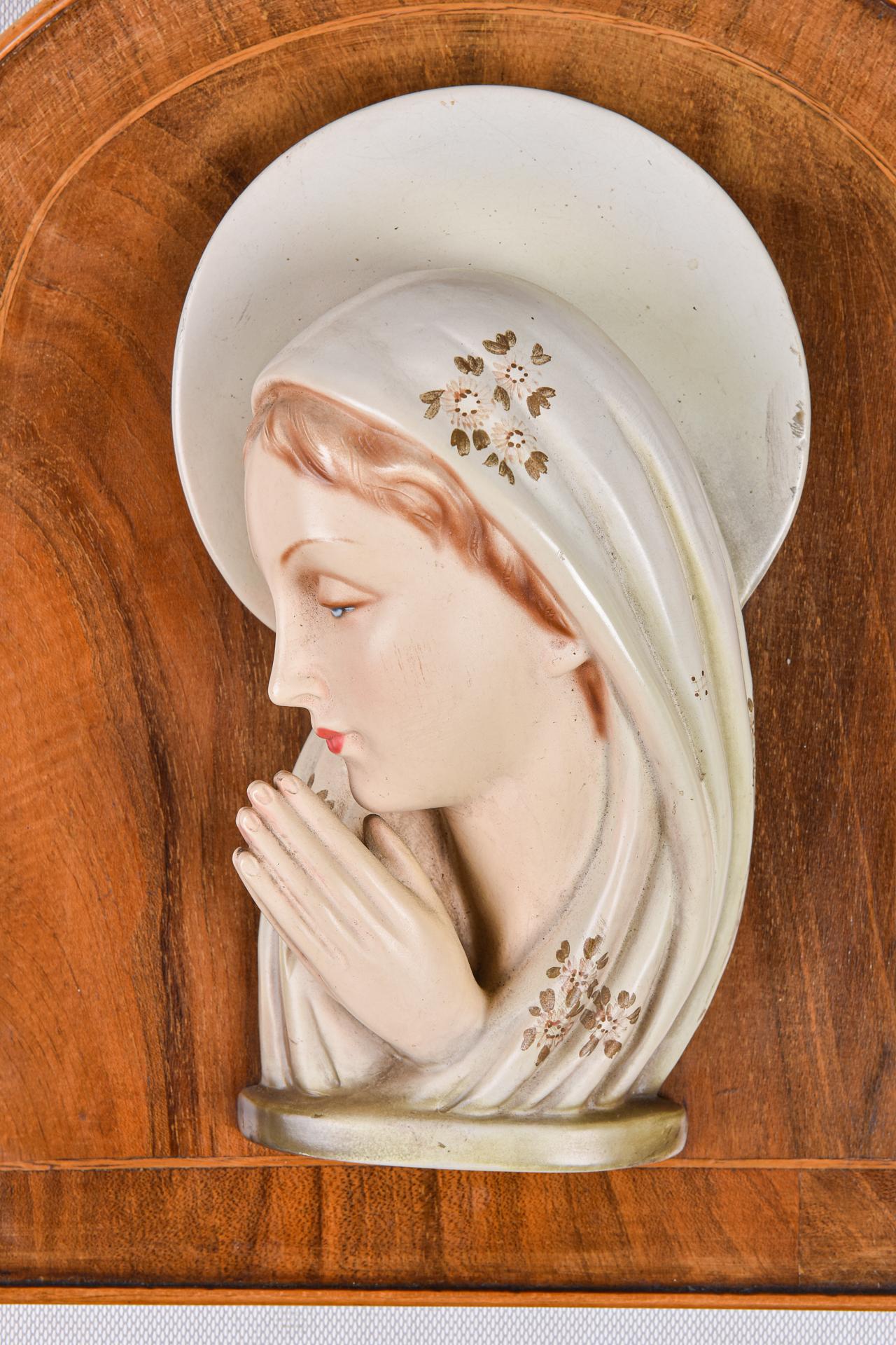 Madonna in Keramik, Basrelief auf einem Holzplatten im Angebot 1