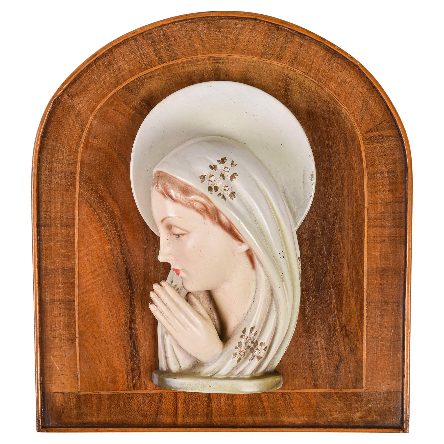 Madonna in Keramik, Basrelief auf einem Holzplatten im Angebot