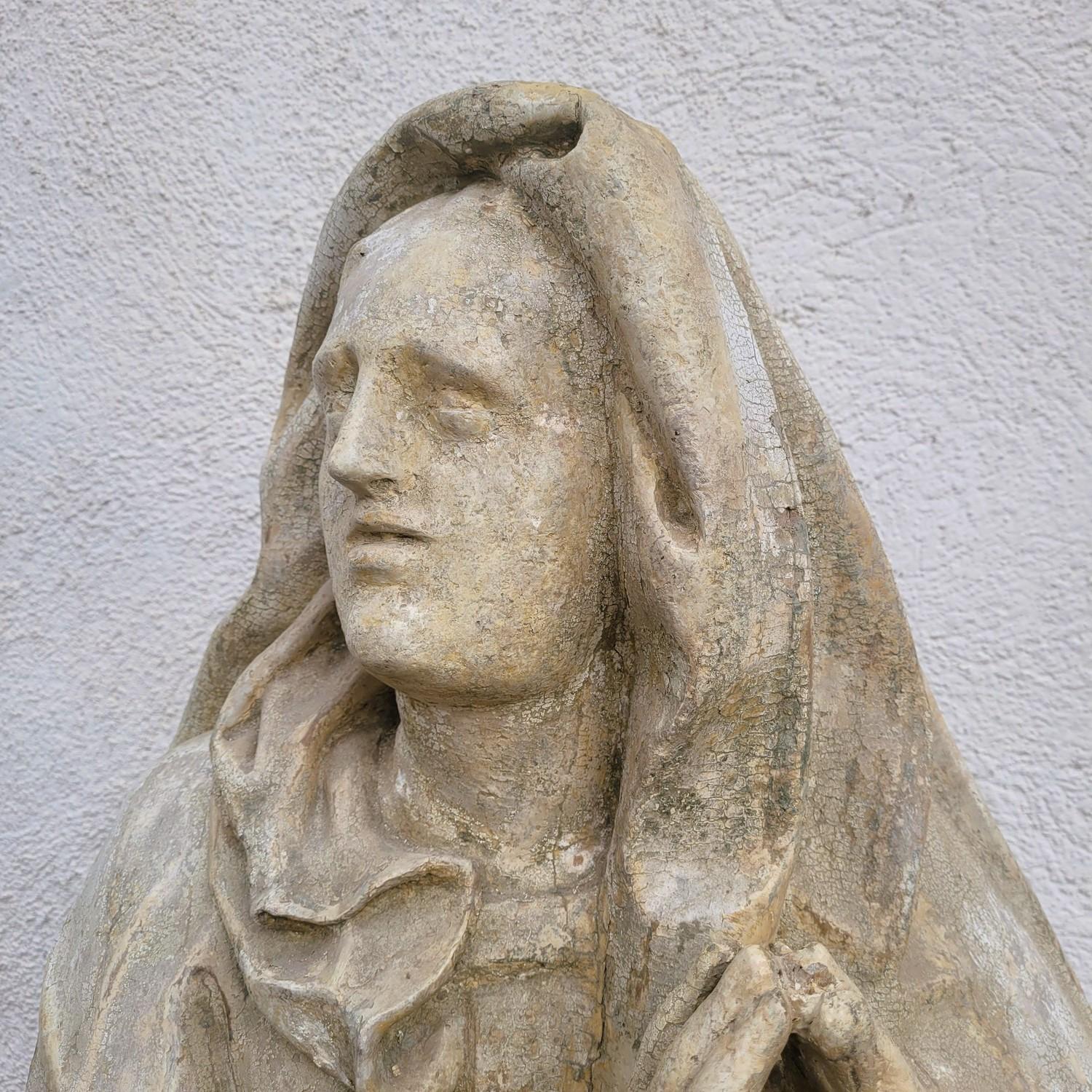 Madonna del XVII secolo, in legno laccato e intagliato, a grandezza naturale: è in piedi, avvolta nei suoi veli, con le mani in preghiera.   

Questa scultura deve essere stata appoggiata a un muro, perché il retro è scavato e non intagliato; ha la
