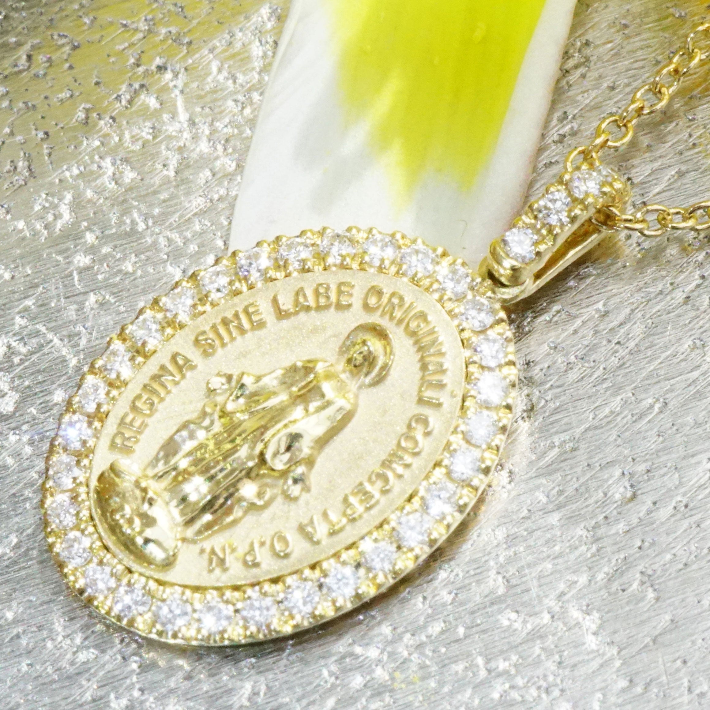 delightful Madonna pendant made in Italy, in 750 yellow gold, oval shape and pendant eyelet set with full-cut diamonds, total approx. 0.17 ct, TW (fine white) / VS (very small inclusions), approx. 20 x 11,5 mm in size, precisely set, with matching
