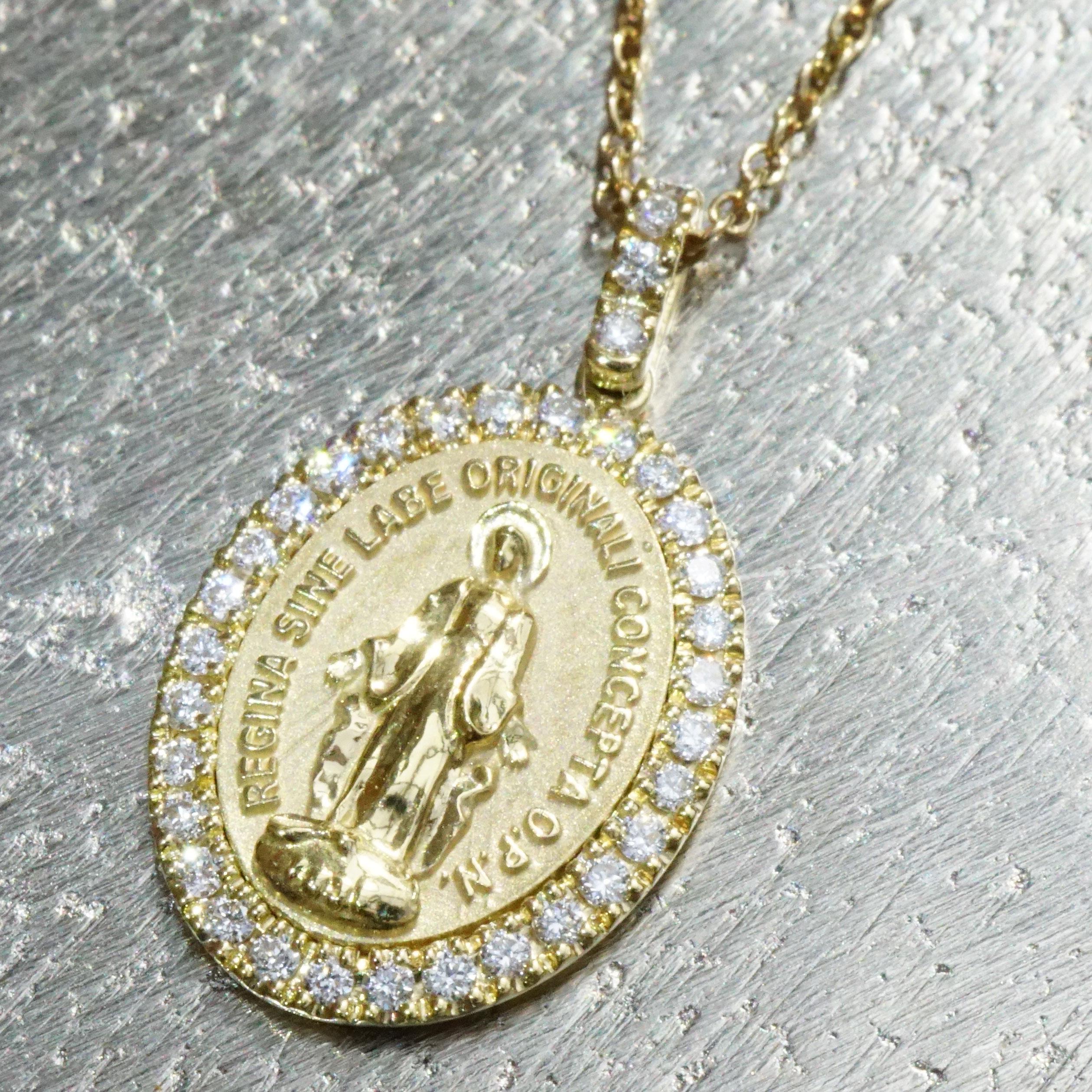 Moderno Ciondolo Madonna Brilliante con catena 0,17ct TW VS Italia Lavoro di alta qualità Soo Pretty in vendita