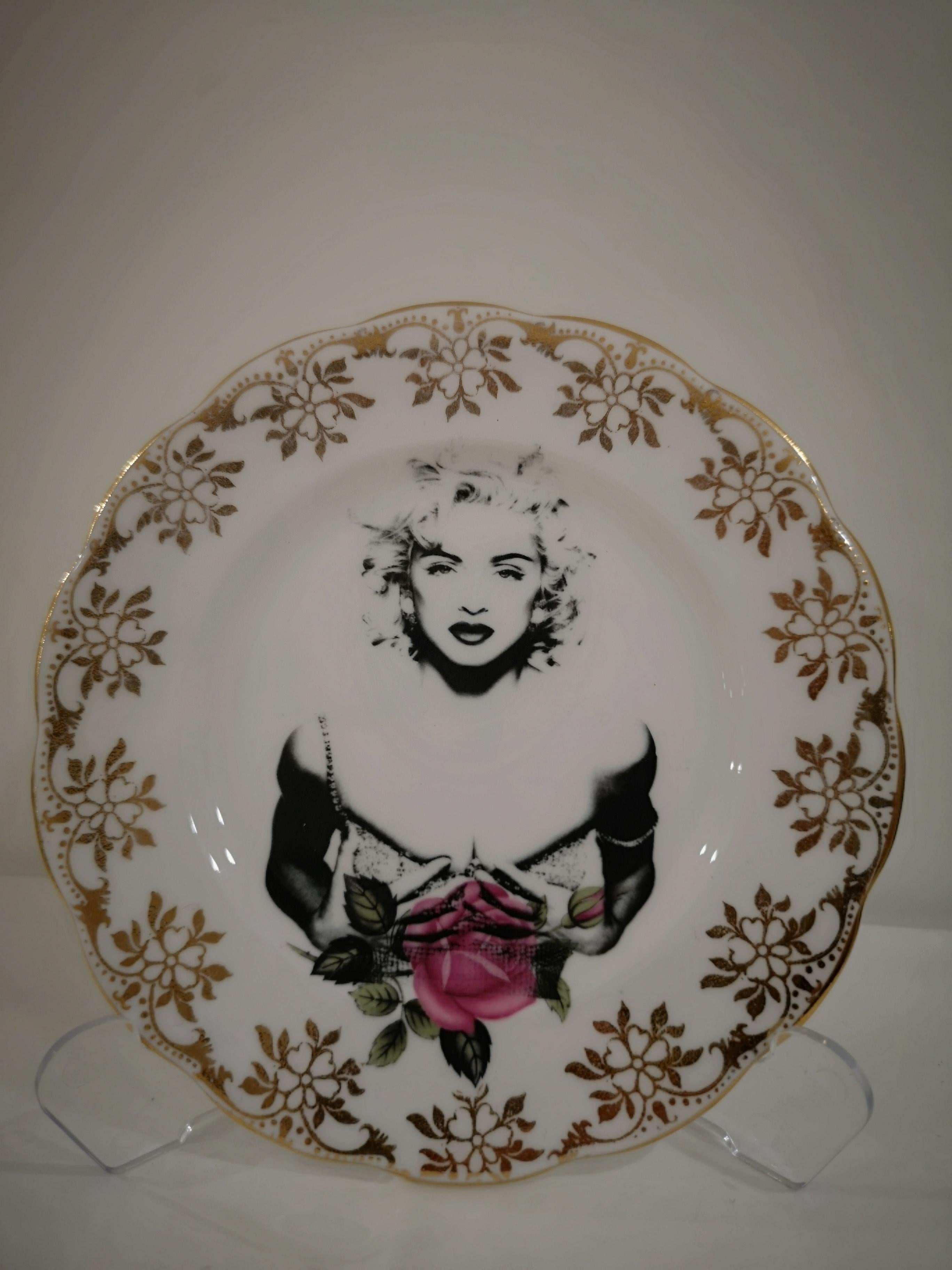 Lovely side plate,decorated by delicate flowers and golden border, Madonna is printed in the center.

You can enjoy it in everyday use but remember to wash it by hand.