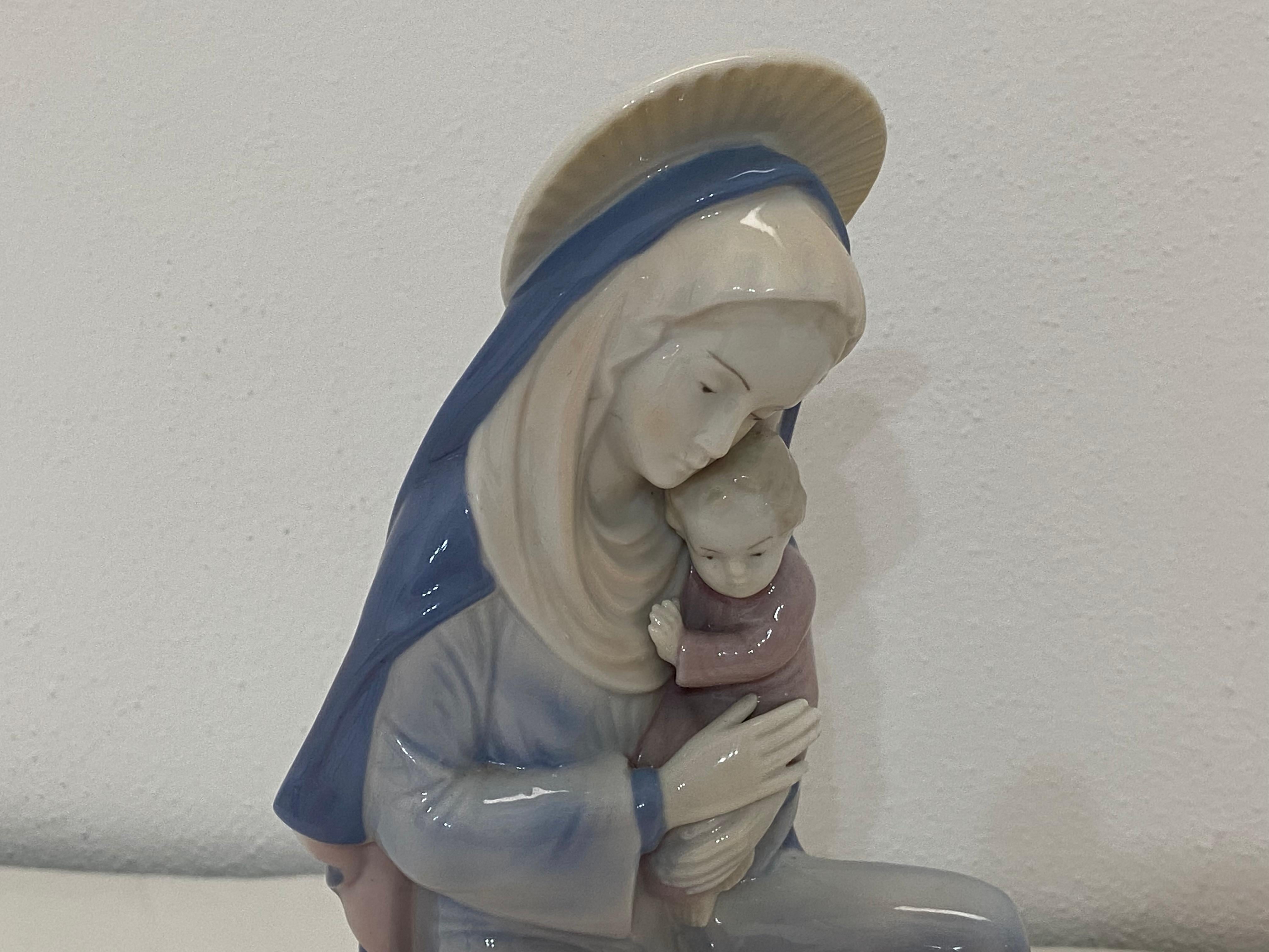 Madonna with Child. German porcelain from the 1990s.
22 cm high. 16 cm wide base. Excellent condition.
I ship in an elegant gift box.