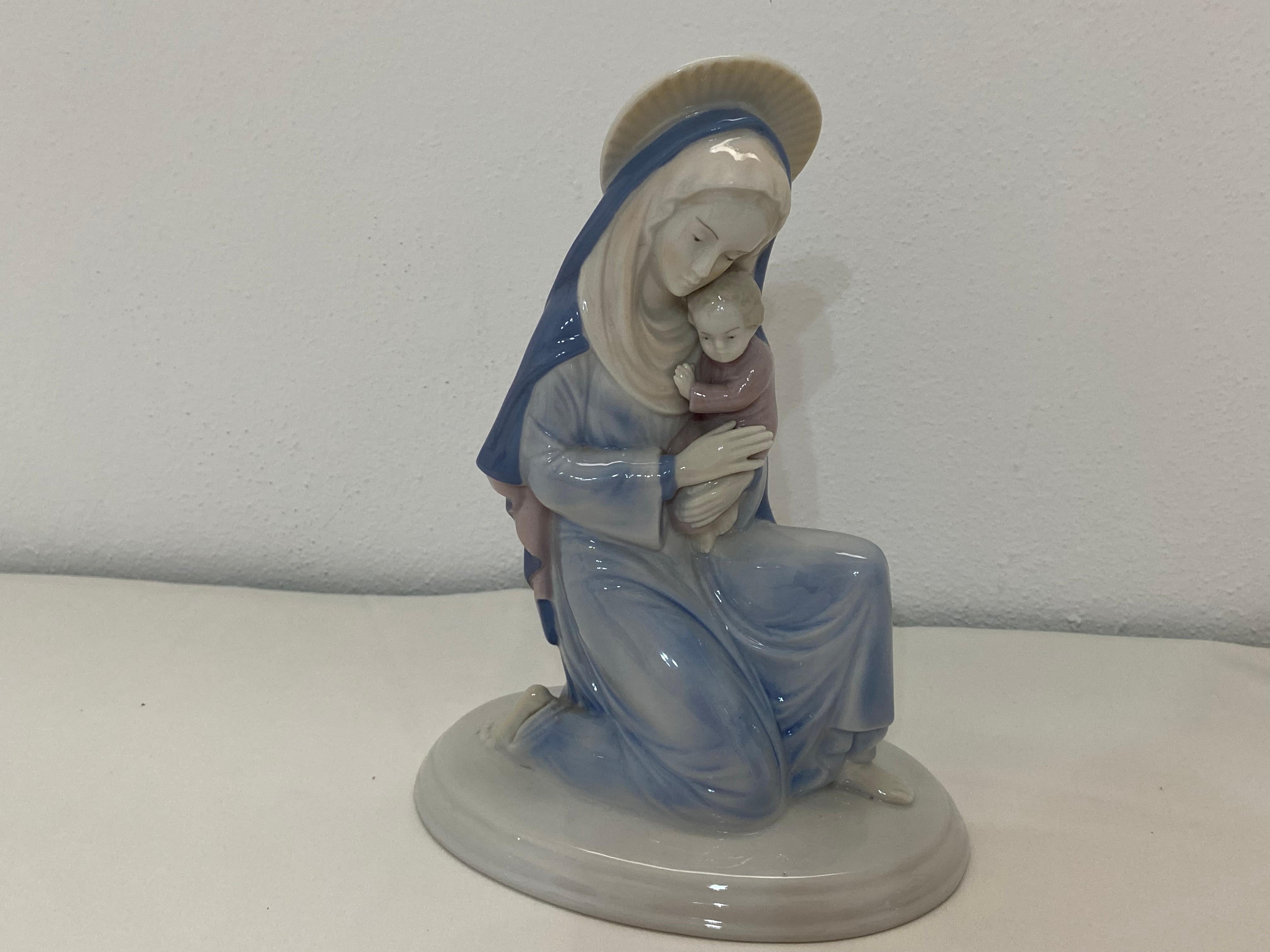 Madonna with Child, German Porcelain from the 1990s In Excellent Condition For Sale In Palermo, IT