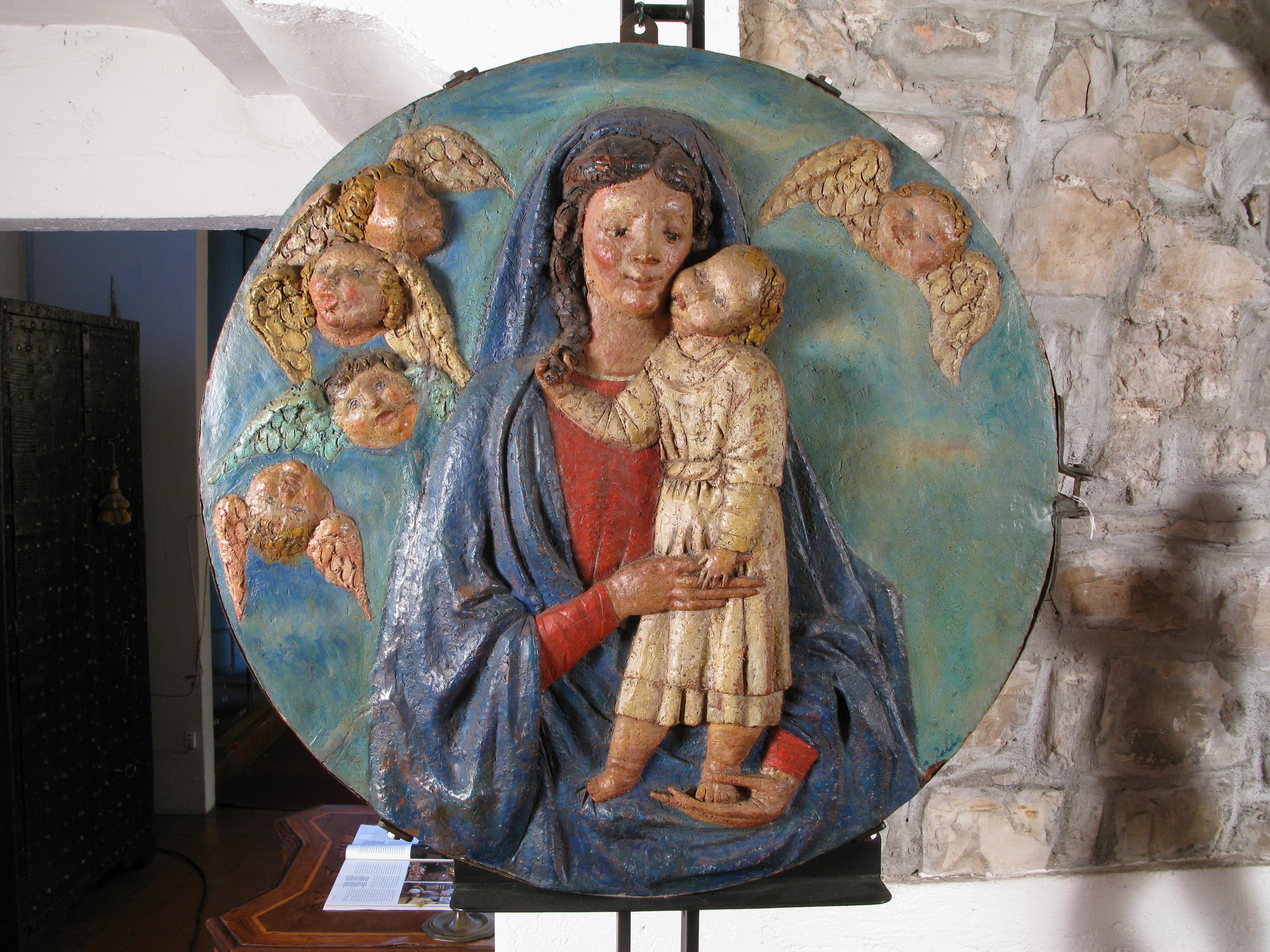 Vierge à l'enfant, tondo en terre cuite polychrome du 20e siècle en vente 3