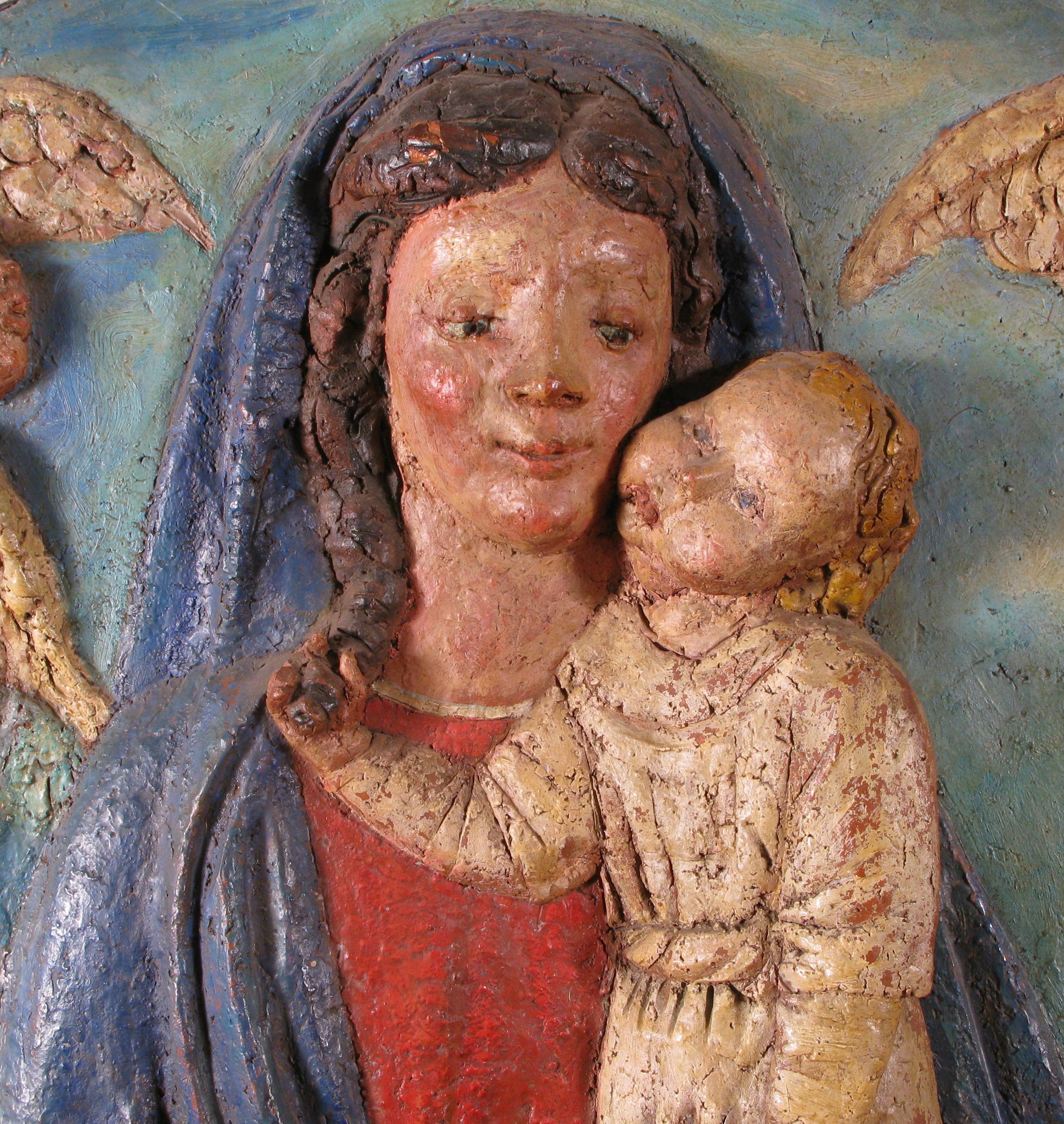 Madonna with Child, tondo in polychrome terracotta from the 20th century

Round polychrome terracotta sculpture depicting the Madonna and Child
On a blue background, representing the sky, fly five small cherubs with colored wings and nice