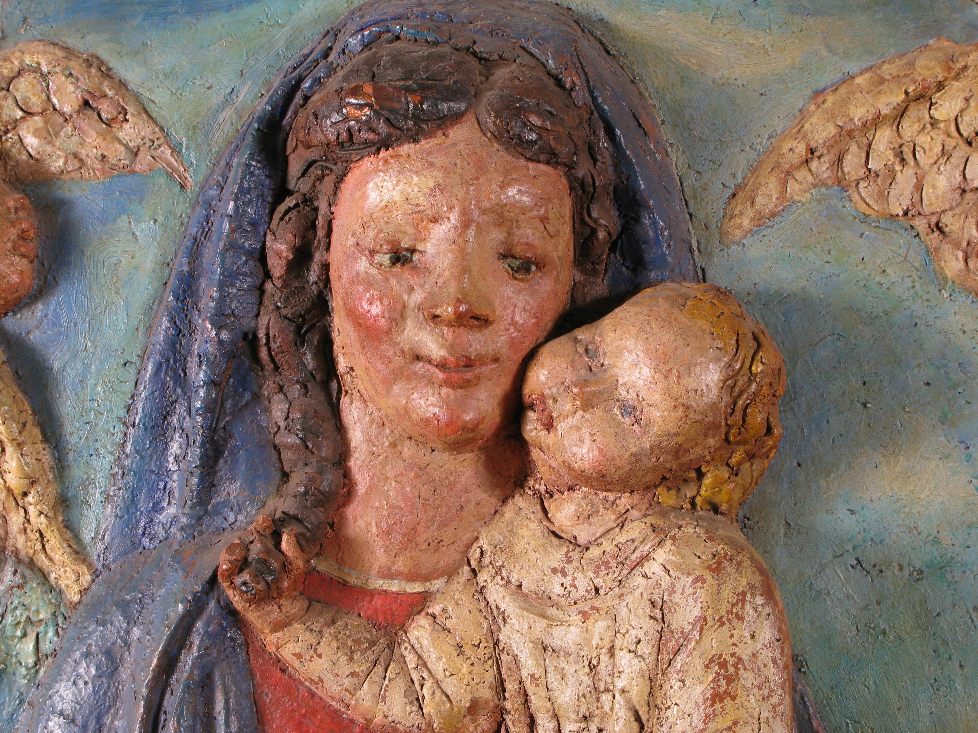 Peint Vierge à l'enfant, tondo en terre cuite polychrome du 20e siècle en vente