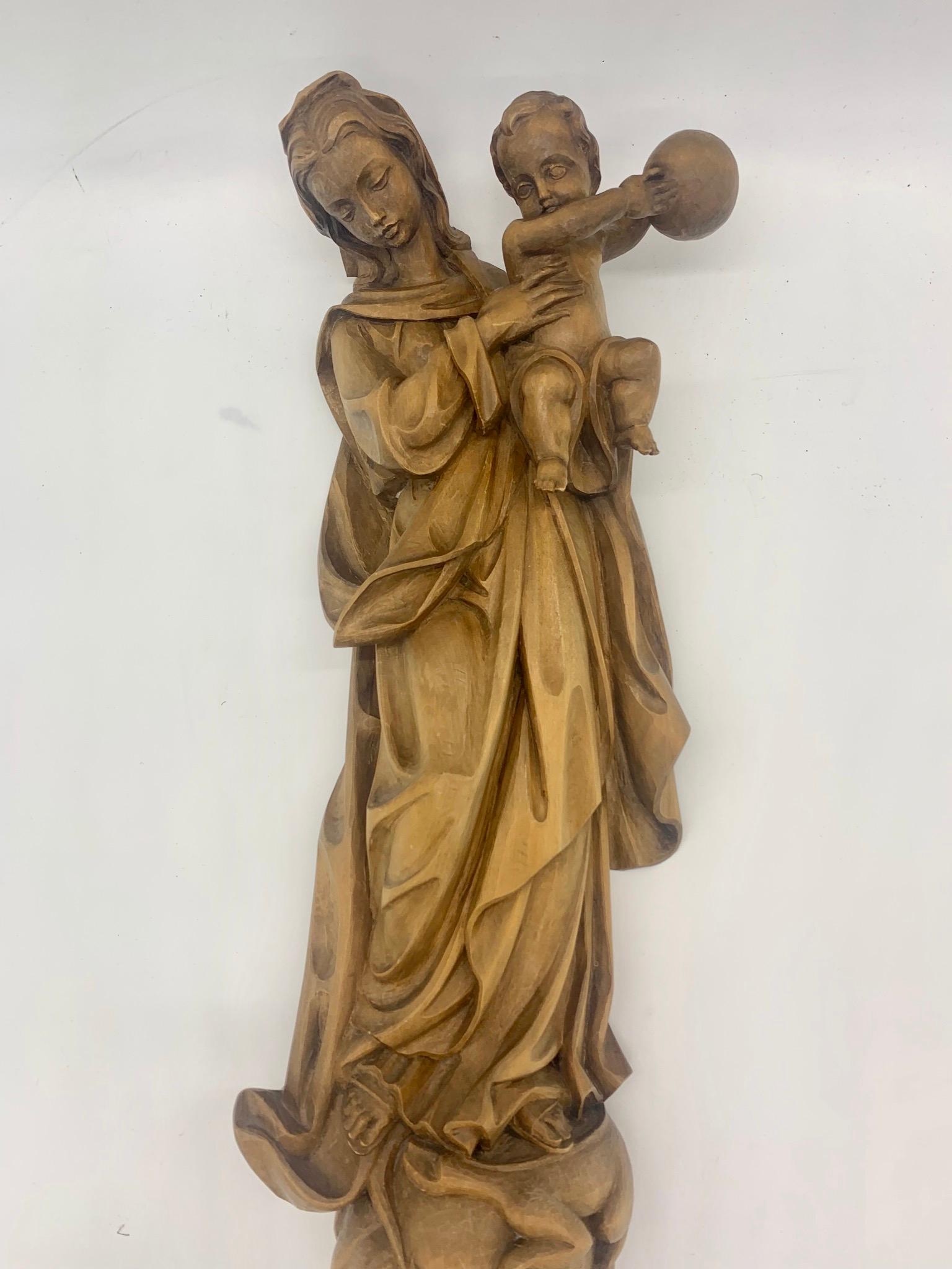 Madonna with Child Wall Sculpture Beautiful Woodwork, 20th Century For Sale 3