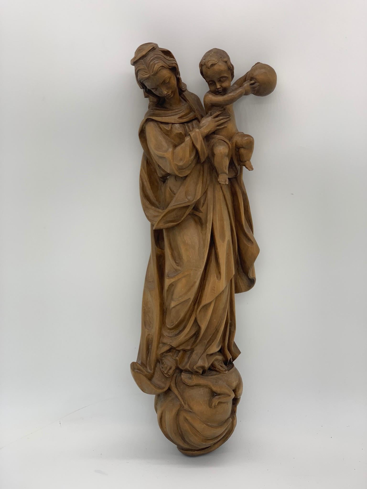 Madonna with Child Wall Sculpture Beautiful Woodwork, 20th Century For Sale 4