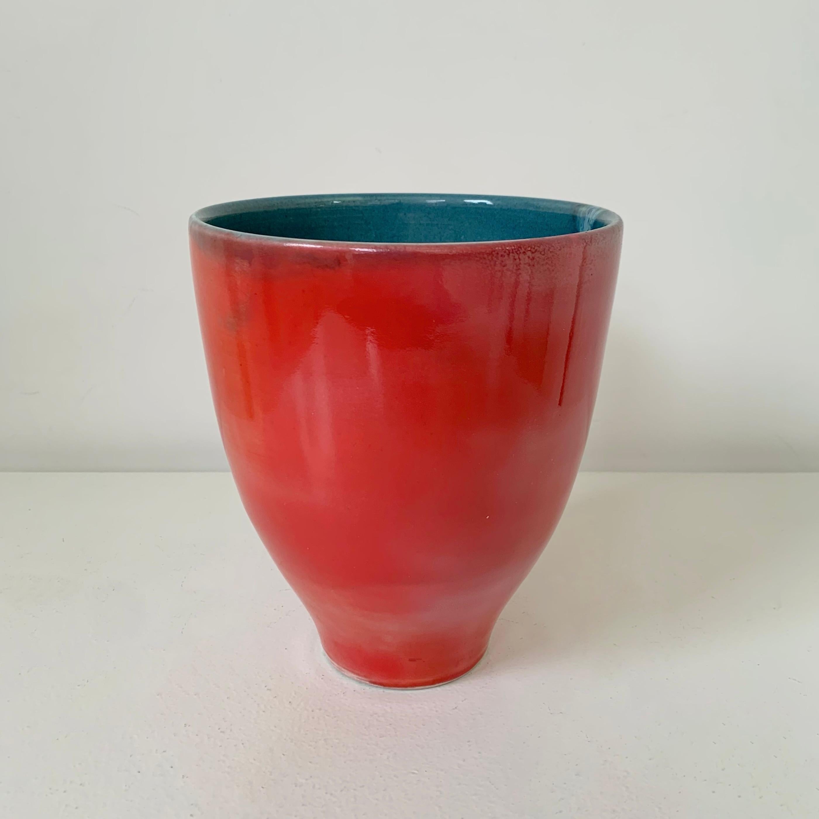 Madoura Red Ceramic Vase, circa 1960, France. (Moderne der Mitte des Jahrhunderts) im Angebot