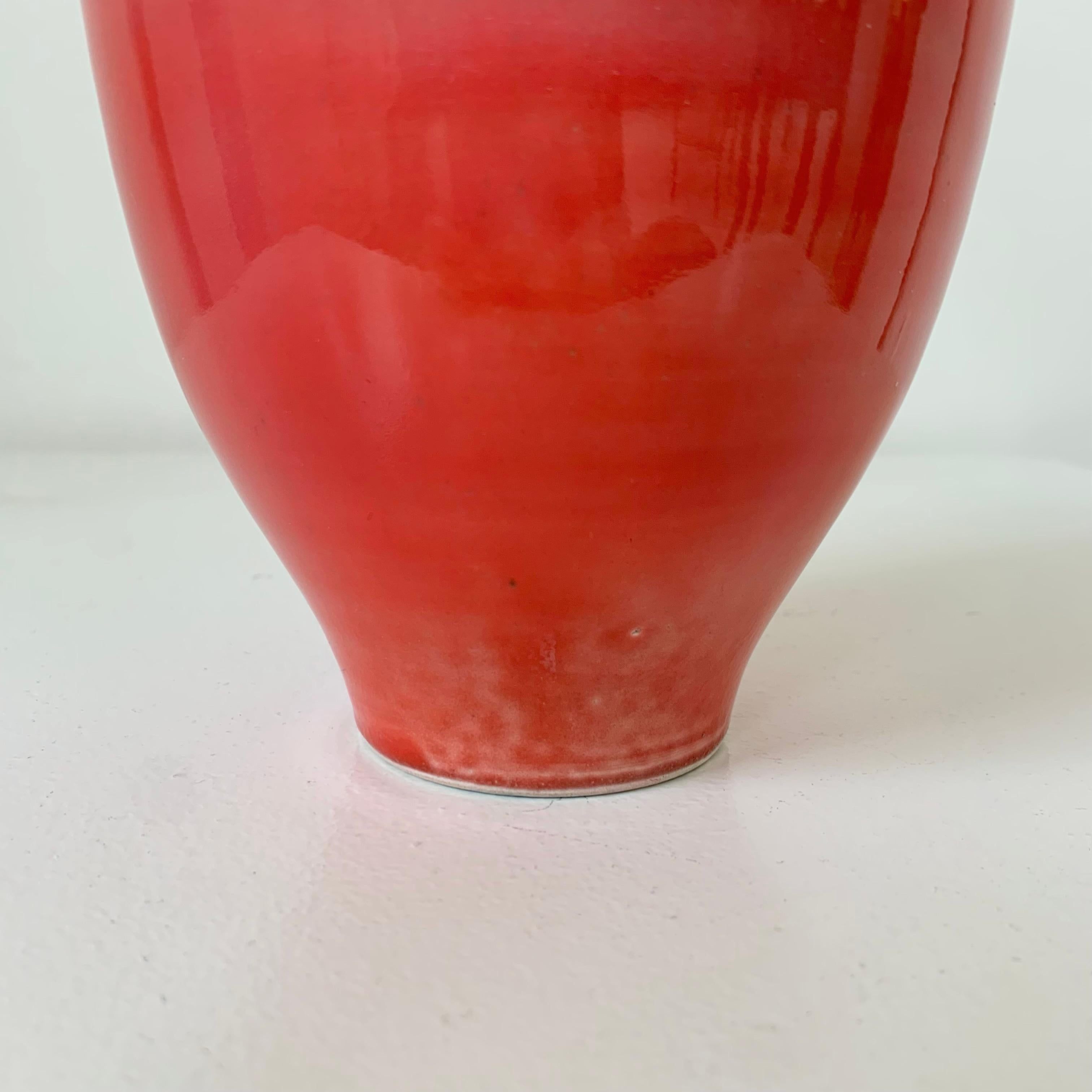 Madoura Red Ceramic Vase, circa 1960, France. (Mitte des 20. Jahrhunderts) im Angebot