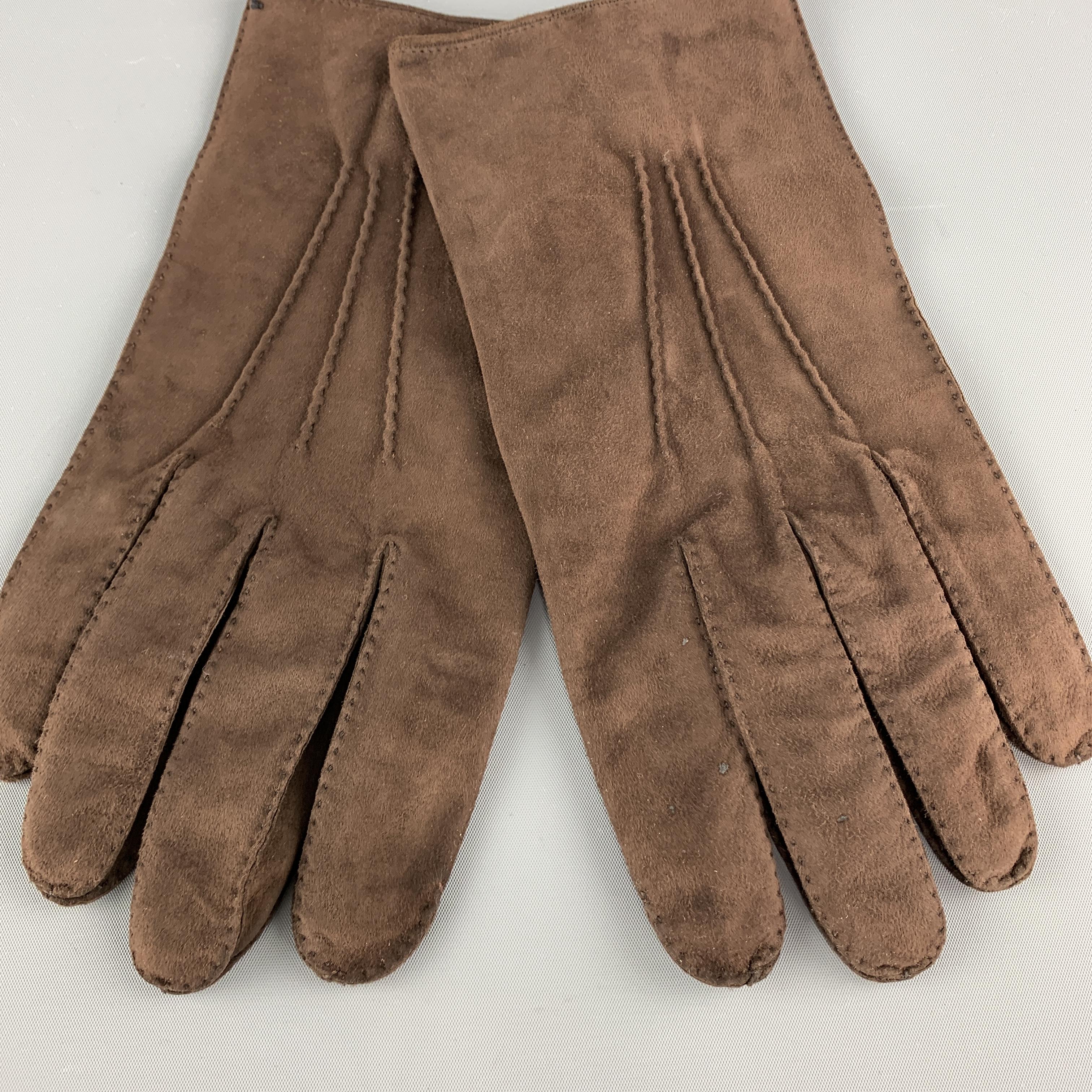 MADOVA gloves come in brown suede with top stitching. With bag. Made in Italy.

Very Good Pre-Owned Condition.
Marked: 9 1/2

Length: 10 in.
Width: 4.5 in.
