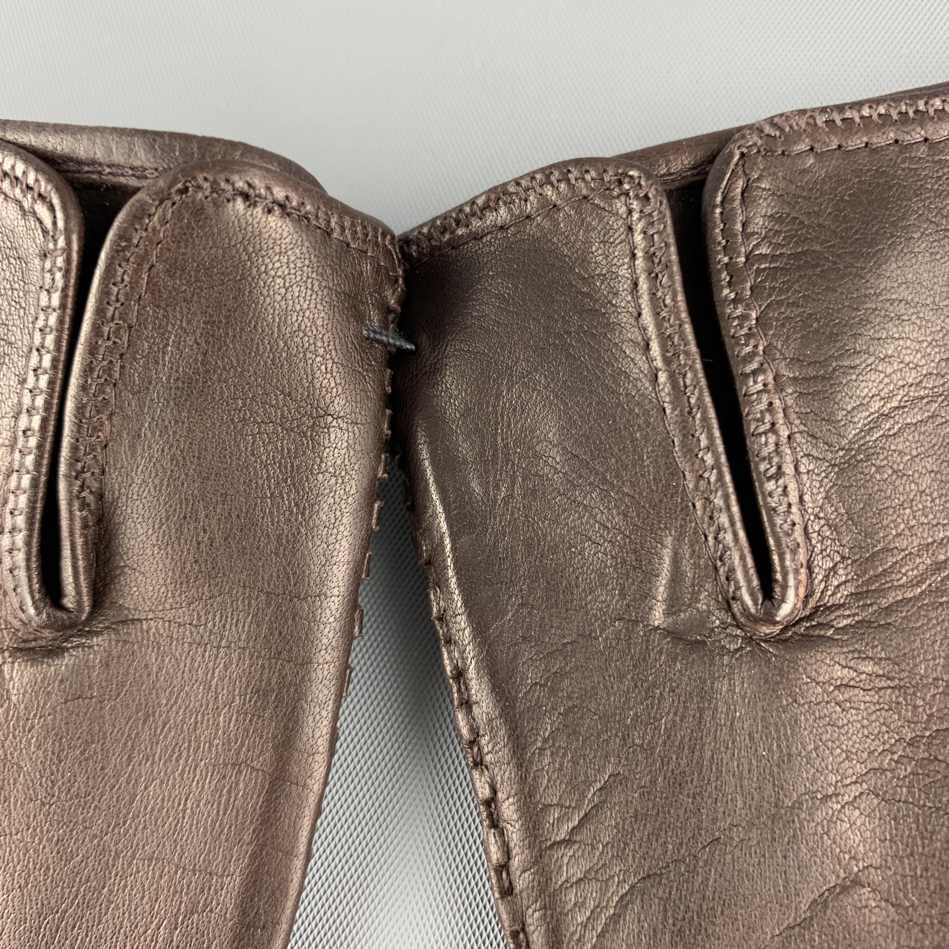 MADOVA gloves come in brown smooth leather with whipstitch trim. With bag. Made in Italy.

Brand New.
Marked: 8

Length: 9 in.
Width: 3 in.