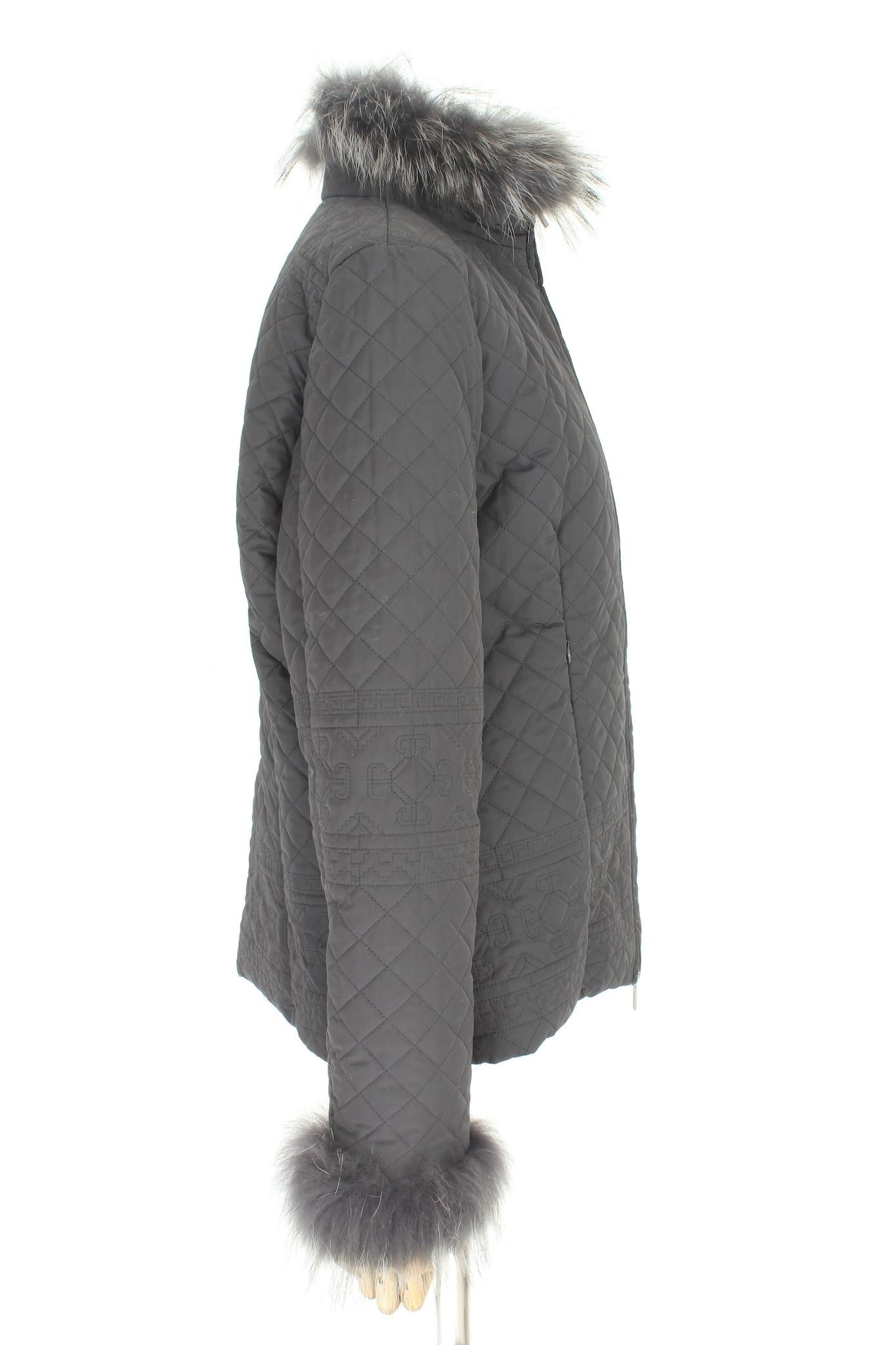 Madreperla Firenze vintage 2000s women's jacket. Gray down jacket, fox inserts on the collar and cuffs, zip closure, tone-on-tone stitching. 100% polyamide fabric. Made in Italy.

Size: 46 It 12 Us 14 Uk

Shoulder: 46 cm
Bust/Chest: 52 cm
Sleeve: 63