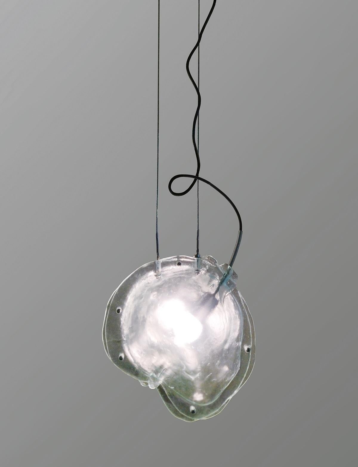 Lampada a sospensione Madreperla I di Ehécatl Moreno
Fatto a mano
Dimensioni: D 20 x L 25 x H 35 cm.
Materiali: Vetro.

Lampada da soffitto realizzata con i resti di vecchie finestre, modellate con un processo simile alla cremazione umana e