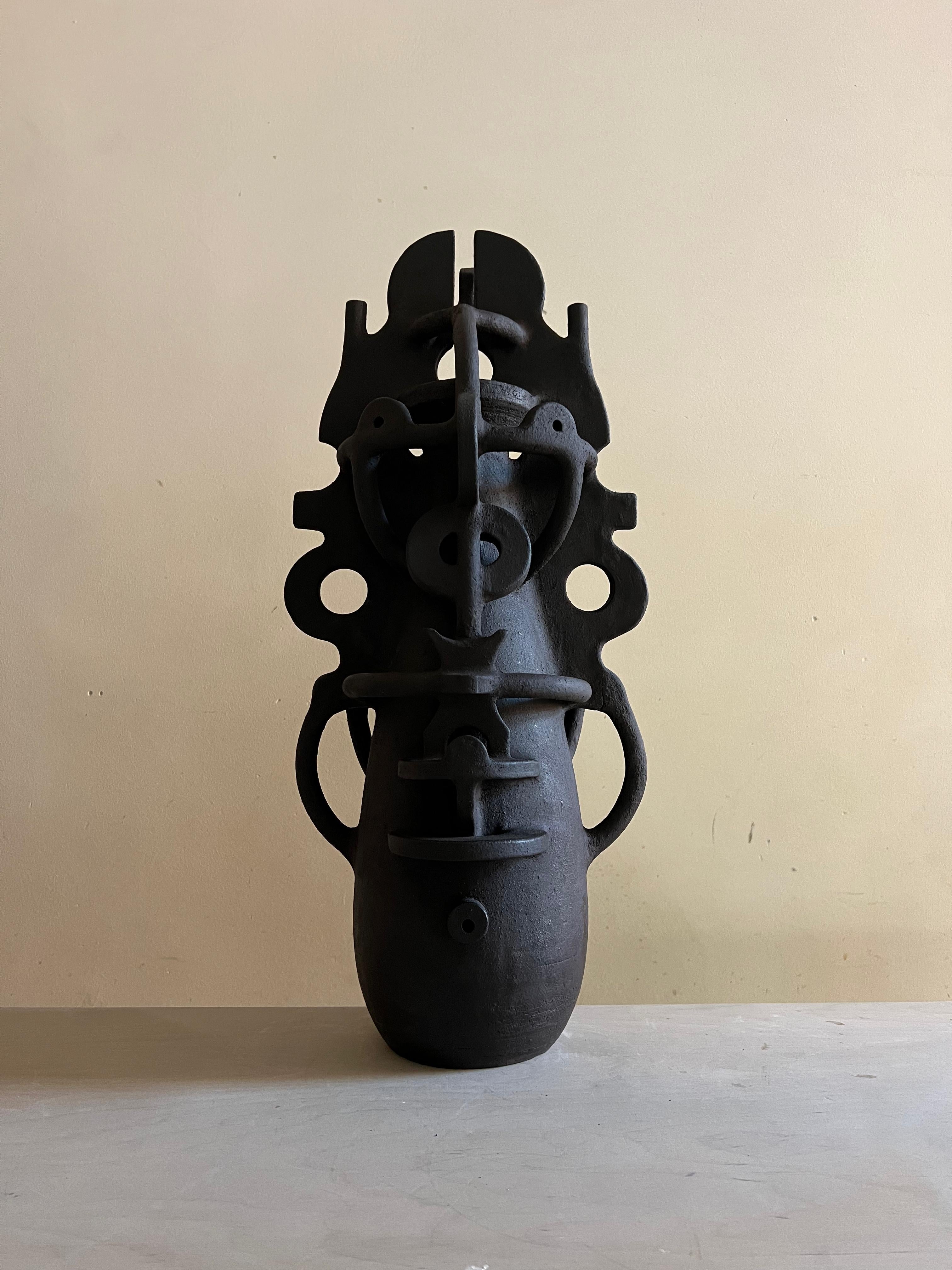 Ispirate all'architettura e a civiltà immaginarie, queste sculture fatte a mano evocano forza, stabilità e atemporalità. Ogni pezzo unico e terroso diventa un simbolo: una fortezza, un altare, una reliquia di rituali sconosciuti. L'artista gioca con