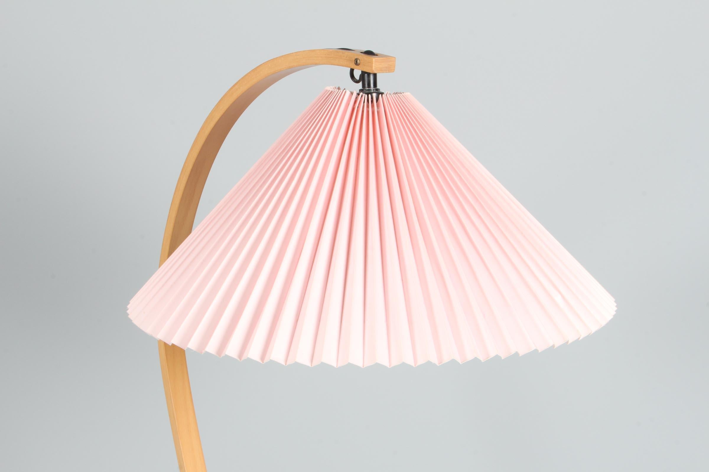 A good vintage example with an original shade.
 