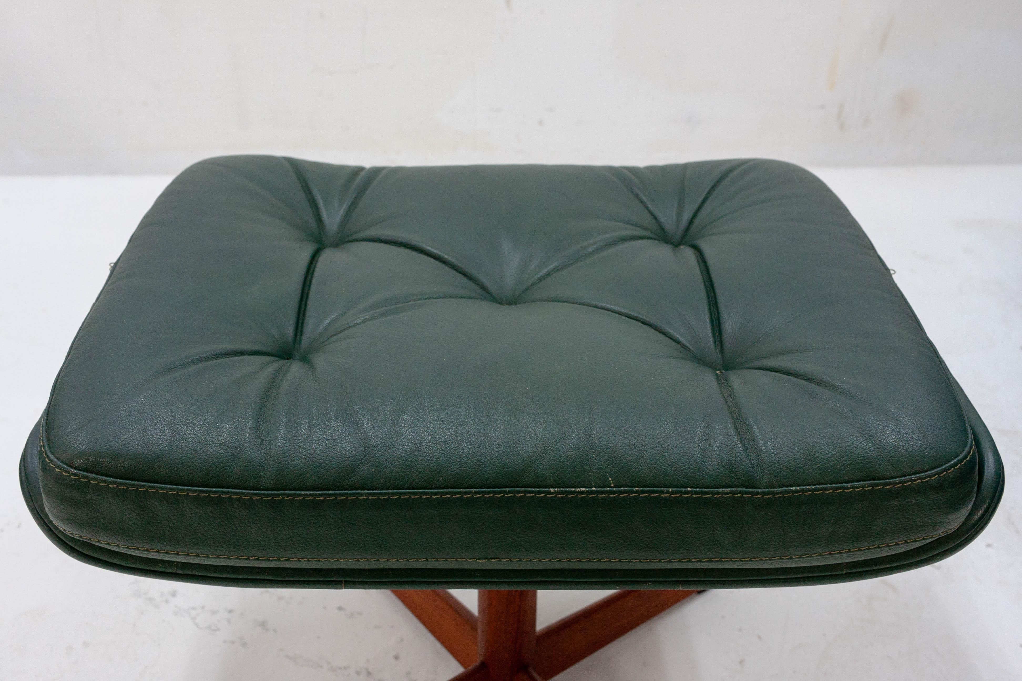 Beautiful green leather armchair and ottoman. The chair features a step less tilt control allowing the user to precisely dial in their most comfortable seating position and the ottoman has adjustable tilt as well.

Made in Denmark model MS68 by