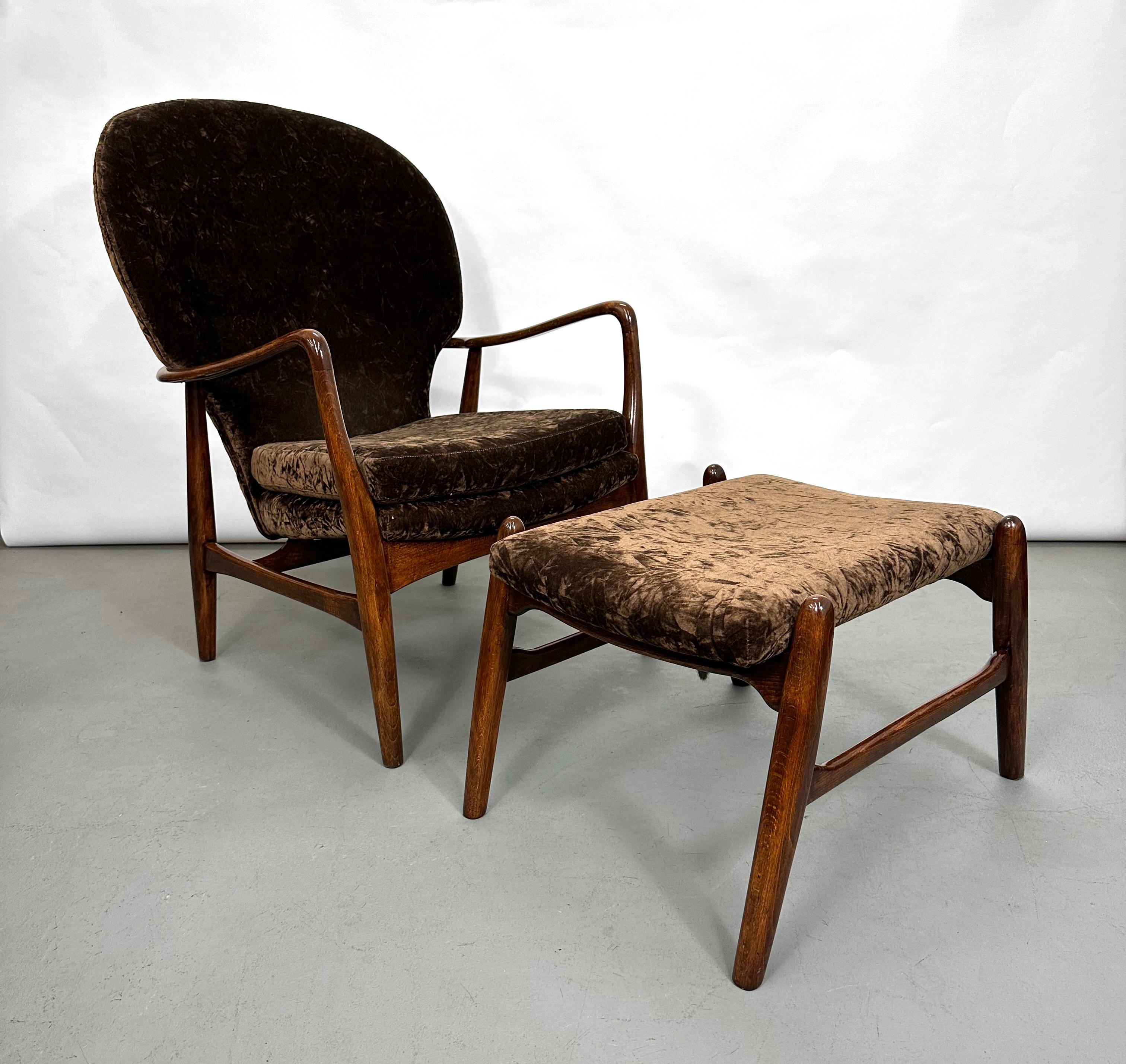 A model MS5 chair and ottoman in a richly grained polished walnut by Henry Schubell for Madsen and Schubell. Denmark, 1950s. In rembarkable condition. Upholstered in chocolate brown crushed velvet.

Chair dimensions: 27.5