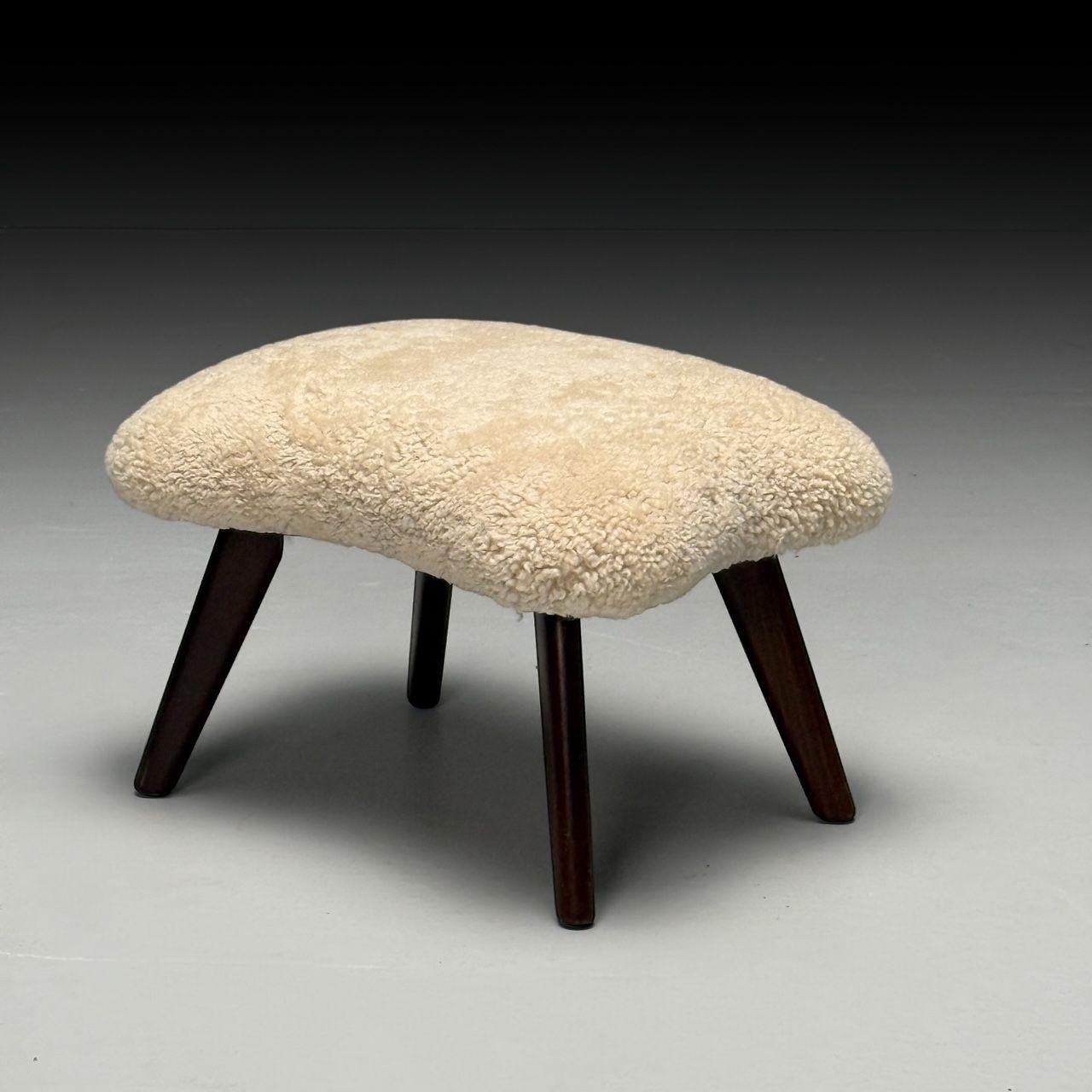 Madsen und Schubell Attr., Dänische Mitte-Jahrhundert-Moderne, Fußhocker oder Ottomane, Beige Schafsleder, Dänemark 1960er

Ein einzigartiger moderner organischer Hocker oder Ottoman, der Madsen & Schubell zugeschrieben wird und Mitte des 20.