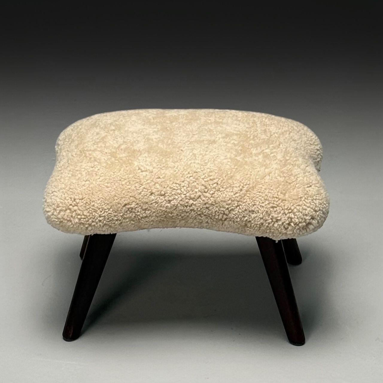 Madsen & Schubell Attr, Dänischer moderner Fußhocker in organischer Form, Shearling, 1960er Jahre (Moderne der Mitte des Jahrhunderts) im Angebot